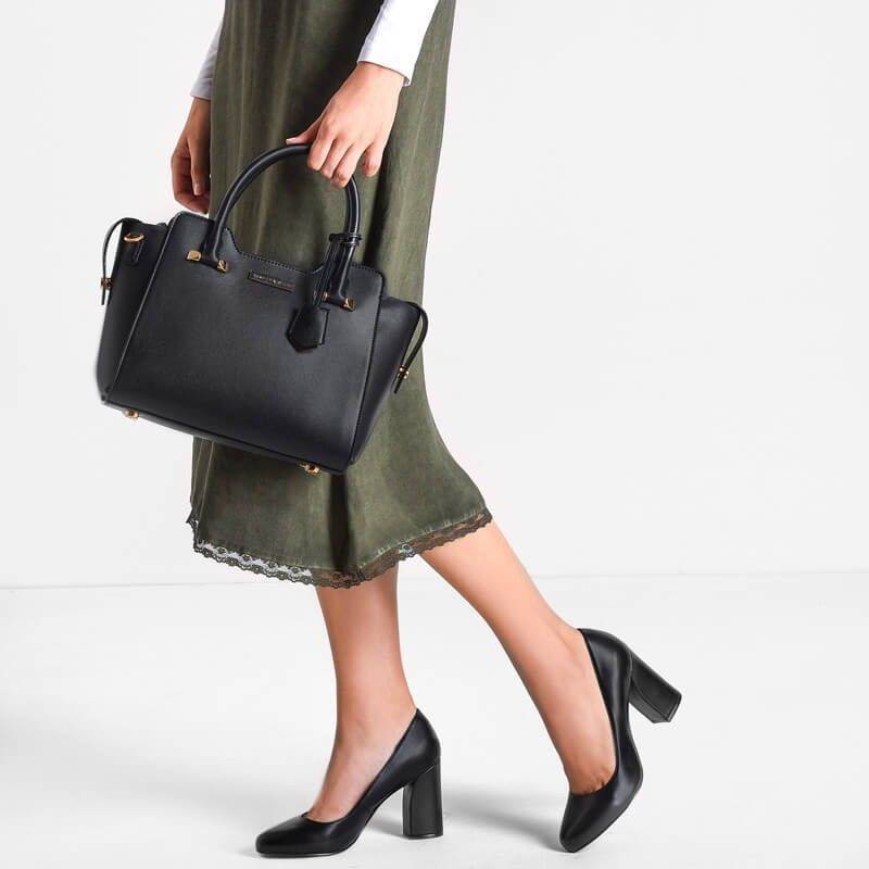 CHARLES & KEITH TRAPEZE TOP HANDLE BAG กระเป๋าสะพาย/ถือ วัสดุหนัง saffiano ใช้งานง่าย ทนมากๆค่ะ ด้านหน้ามีโลโก้แบรนด์ อะไหล่สีทองหรู มีหมุดรองฐาน 4 มุม เปิดปิดด้วยซิป ด้านในจุของมากๆ ค่ะ สายสะพายยาวถอดและปรับสายได้ 5 ระดับ สวยคุ้มมากๆใบนี้ สาวๆต้องมีค๊า
