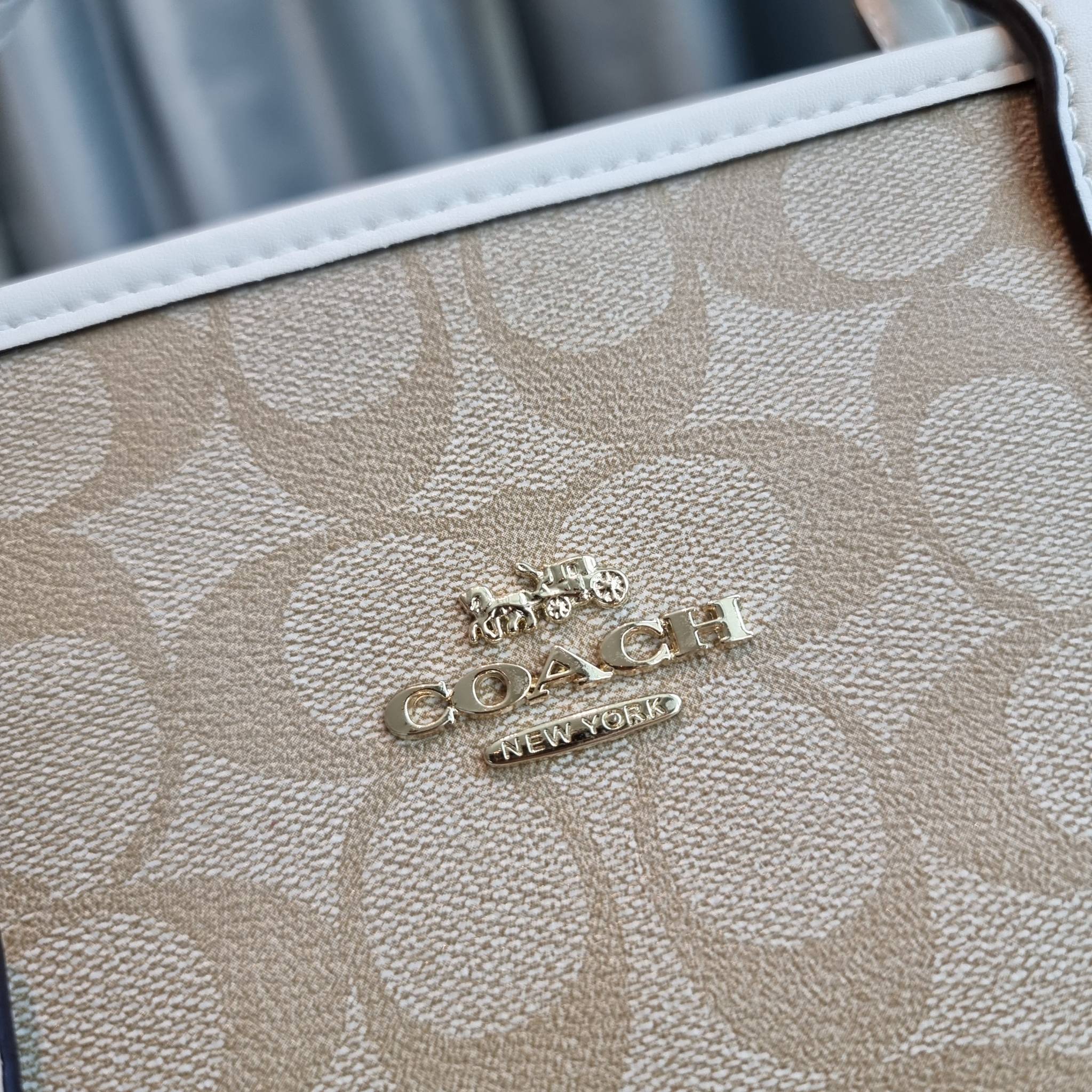 OUTLET 】COACH F58292 CITY ZIP TOTE IN SIGNATURE 16" รุ่นขายดี!! ไซส์ใหญ่ สีสวยมาให้แบบจัดเต็ม!! กระเป๋าถือทรงโท้ทใบใหญ่ สวยน่าใช้ทุกสี สะพายคล้องไหล่ได้เก๋ๆ จุของแน่นๆไปเลยจ้า!! วัสดุหนังแคนวาสคุณภาพ ปากกระเป๋าเปิด-ปิดด้วยซิป กันของหล่นได้ ถือไปไหนก็