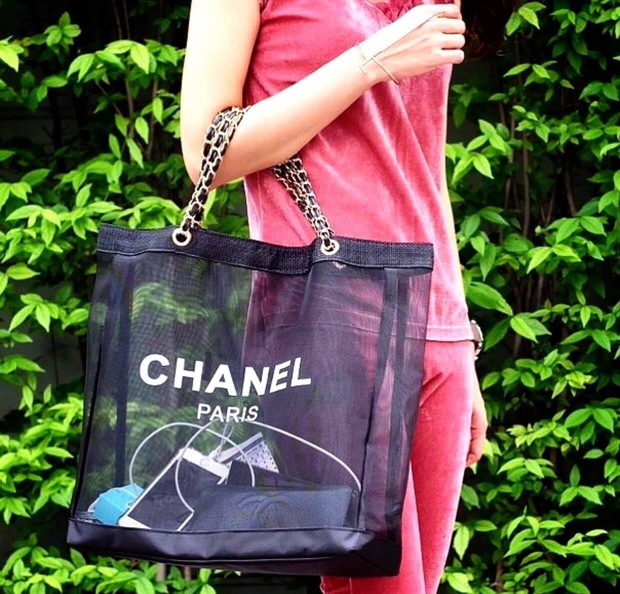 NEW! Chanel Shopping Bag With Chain กระเป๋าสะพายใบใหญ่ทรง Shopping Bag Limited Edition พรีเมี่ยมกิ้ฟของแท้นำเข้าจาก Chanel Perfume Counter ใบใหญ่วัสดุ Nylon โปร่งปั้มโลโก้แบรนด์สวยหรู เปิดปิดด้วยแถบแม่เหล็กซ่อนด้านใน บุฟองน้ำที่ฐานมาพร้อมสายสะพายโซ่ร้อยหน