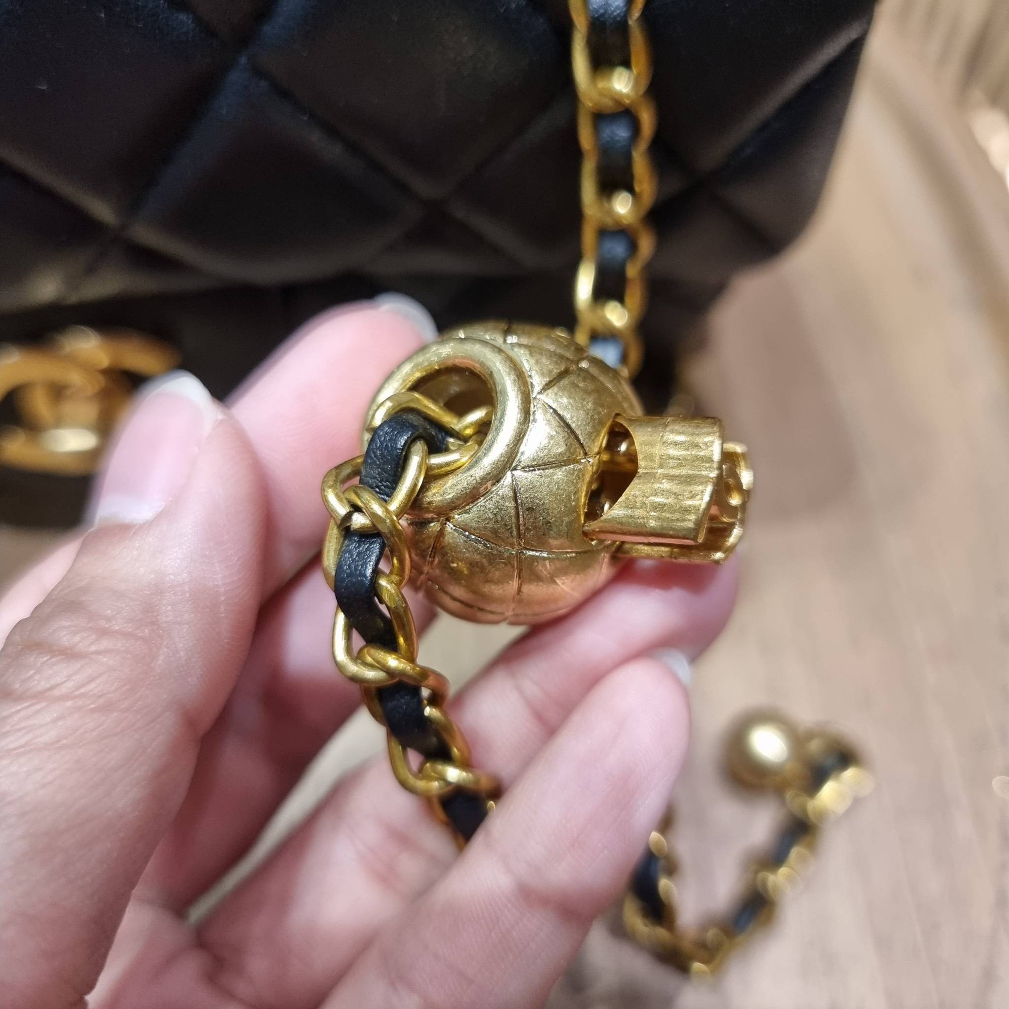 VIP 🥂 เซ็ทคือที่สุดของความคุ้ม CHANEL GIFT BOX SET สุดหรูชวนให้สะสม สุดยอดไอเท็มหายากพร้อมเสิร์ฟครบชุด สุดคุ้ม มาพร้อมกระเป๋าสะพายถึง 2 ใบ สุดหรูลิมิเต็ด จับคู่รุ่นยอดฮิต และที่พิเศษยังมีน้ำหอมตัวท็อปมาให้อีก chanel no.5 ที่แสนจะเย้ายวน ในขนาด 7.5