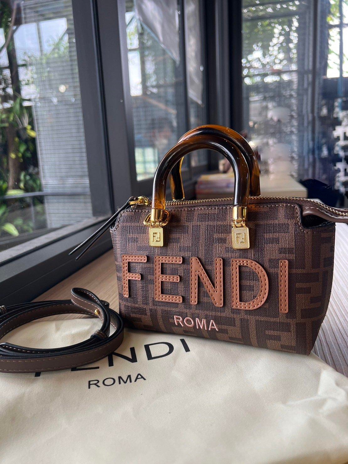 FENDI By The Way Mini Small brown FF fabric Boston bag / FENDI Bag พร้อมส่ง กระเป๋าสะพายใบเล็ก ผลิตจากผ้าแจ็คการ์ดลาย FF เป็นเอกลักษณ์ **สินค้าเกรดออริจินอล 1:1 สลับแท้
