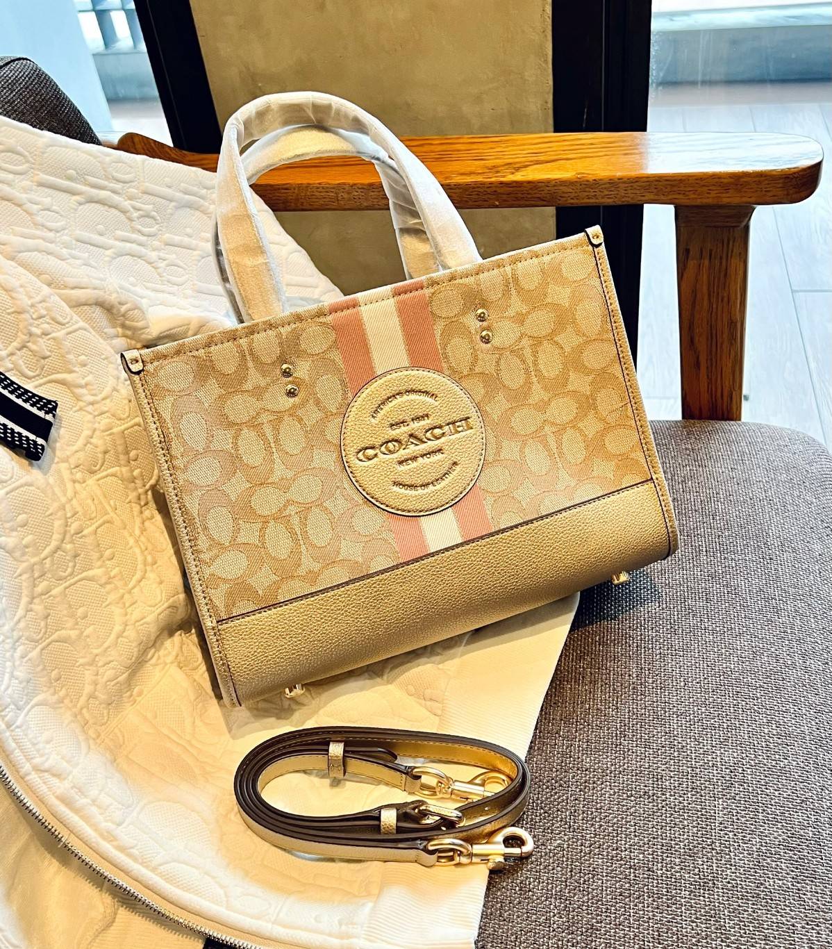 COACH DEMPSEY CARRYALL IN SIGNATURE JACQUARD WITH STRIP AND COACH PATCH((CE984)) ใบใหญ่ สีผู้ดีขับผิวมากๆเลยค่า😘 พร้อมส่งที่ไทย สีใหม่ล่าสุด2023! กับกระเป๋าทรงtote