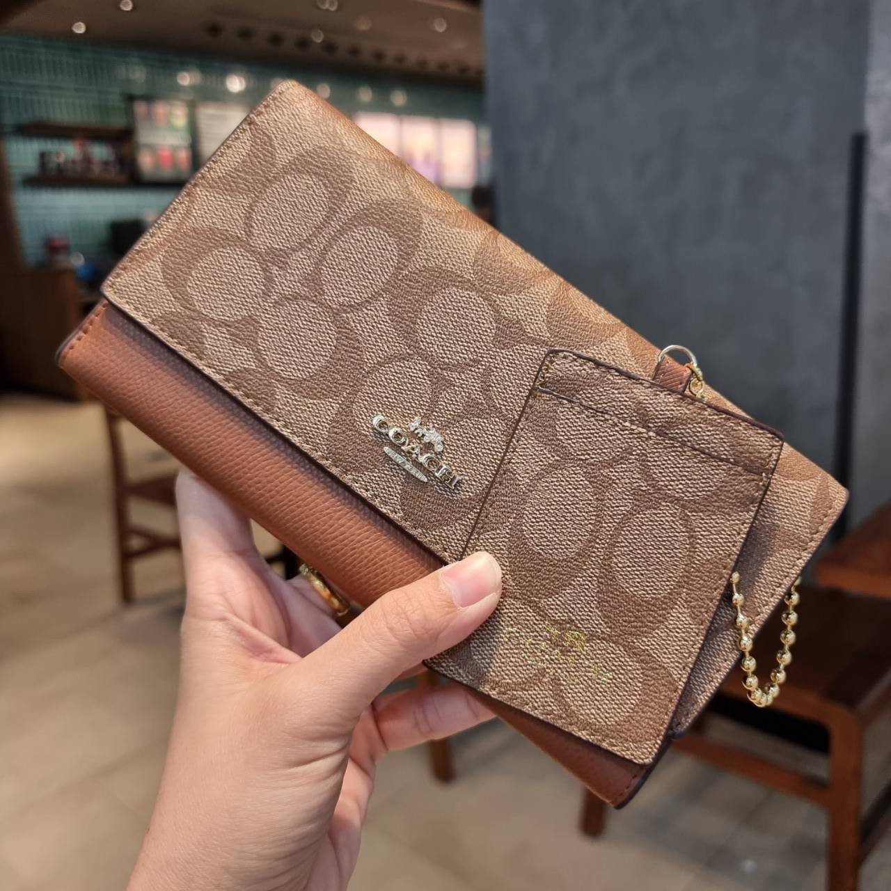 COACH F53763 TRIFOLD WALLET IN SIGNATURE กลับมาแล้วจ้า!! รุ่นขายดี!! 💓 ดีไซน์ใหม่ กระเป๋าสตางค์ใบยาว แถมที่ห้อยใส่บัตรแยกให้ (ถอดออกได้) น่ารักมากๆ ใช้งานง่าย เปิด-ปิดด้วยกระดุม ภายในใส่ธนบัตร ใส่บัตรได้เยอะ ใส่มือถือได้ไปอีก!! จุใจสุดๆ บอกเลยว่าใ