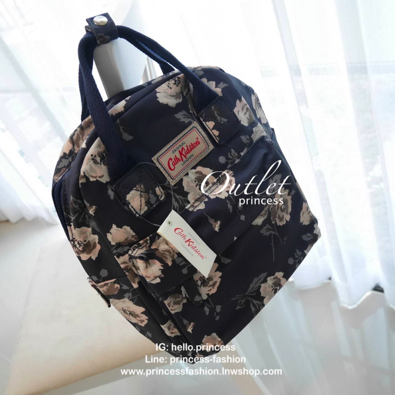 CATH KIDSTON MINI BACKPACK กระเป๋าสะพายเป้รุ่นมินิ วัสดุ PVCกันน้ำ สามารถเช็ดทำความสะอาดได้ เปิดปิดด้วยซิปสะดวกใช้ ด้านหน้าประดับโลโก้ cath Kidston พร้อมช่องซิปด้านนอกใส่กระเป๋าสตางค์ มือถือได้ ด้านในมีช่องซิป สามารถใส่ipad ได้สวยคลาสิคน่ารักน่าใช้ สาวๆที