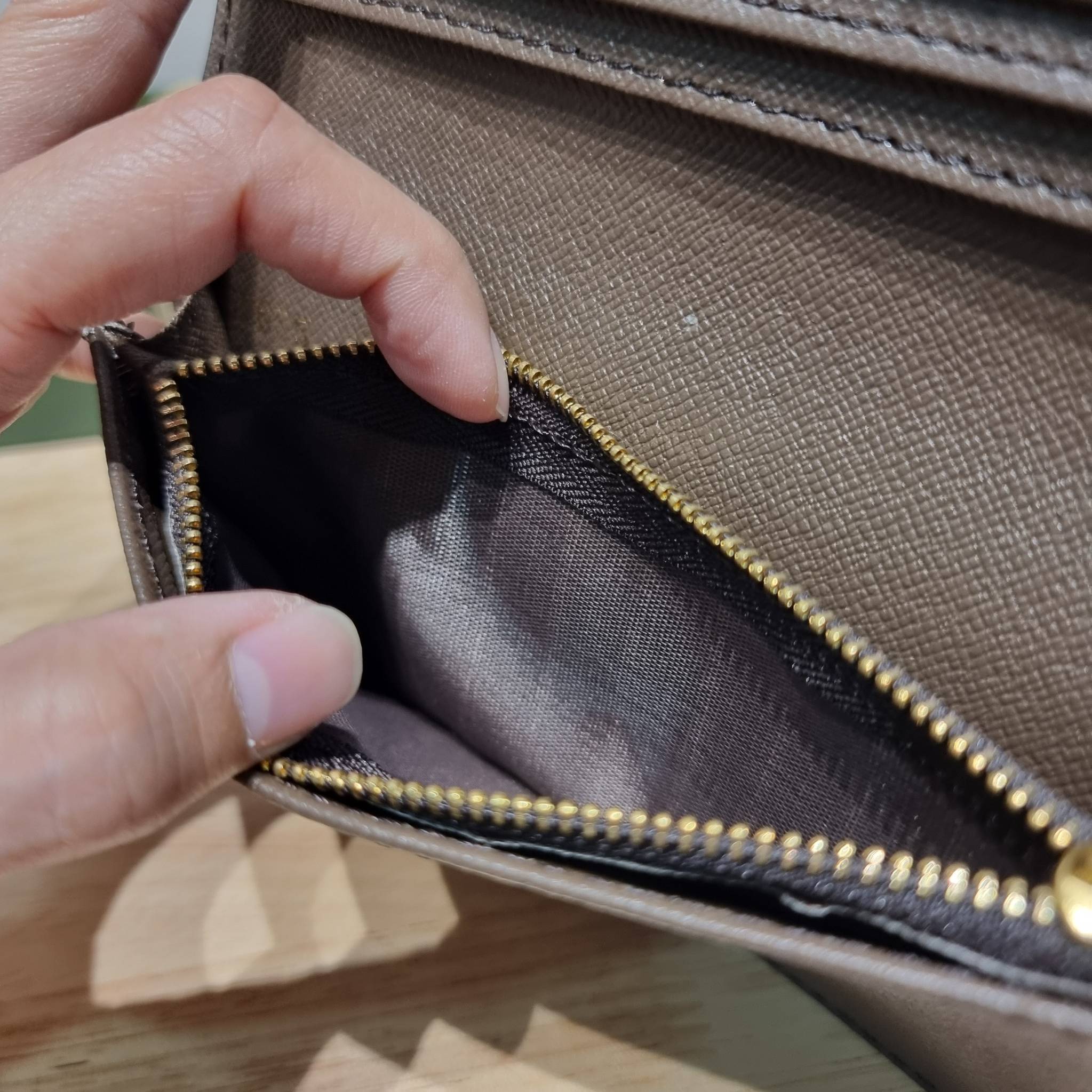 Goyard Bi Fold Long Wallet / GOYARD FLAP WALLET / Goyard Long Wallet กระเป๋าสตางค์ใบยาว รุ่น unisex ที่ใช้ได้ทั้งหนุ่มๆและสาวๆ ไอเท็มนี้ตอบโจทย์สำหรับคนที่ชอบเก็บบัตรเยอะๆ