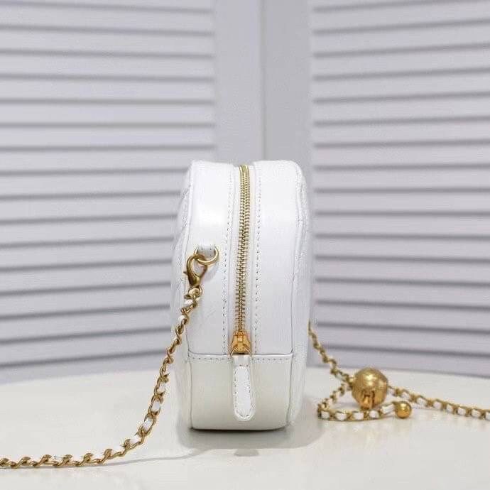 หนังแท้ VIP GIFT CHANEL Round Crossbody Bag กระเป๋าสะพายคาดลำตัวรุ่นนี้โดดเด่นด้วยรูปทรงกลมสุดชิค ขนาดกะทัดรัด พร้อมด้วยหนังกระเป๋าที่ทำจากหนังแท้คุณภาพดี รุ่นที่ตอบโจทย์และครองใจสาว ๆ ได้อย่างแท้จริง เนื่องจากมีดีไซน์เรียบหรู โดยทางแบรนด์ได้ใช้เทคนิคการเ