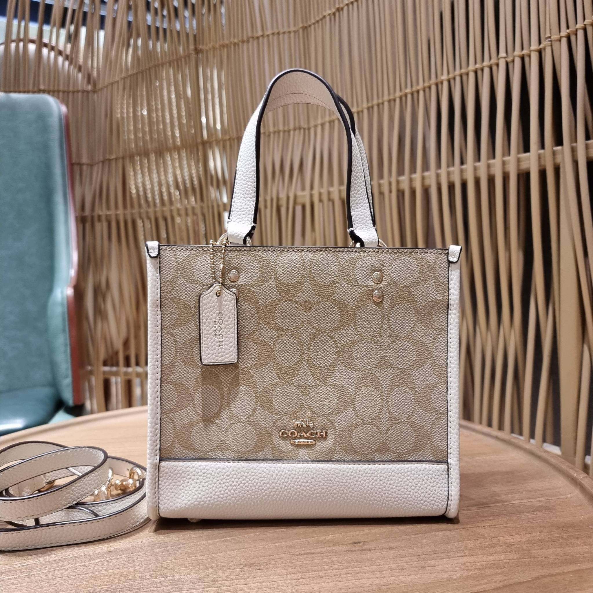 OUTLET 】COACH C5122 DEMPSEY TOTE 22 IN SIGNATURE CANVAS แรงดี กระหน่ำยอดสั่งซื้อมากจ้าแม่!! กระเป๋าทรงโท้ท 22 ที่ขนาดน่ารักน่าใช้มากๆ สาวๆถูกอกถูกใจกันนับไม่ถ้วน!! ฟังก์ชั่นการใช้งานสะดวกที่สุด มีทั้งสายคล้องในตัว และสายครอสบอดี้ ดีไซน์คลาสสิคเรียบหรู วัส
