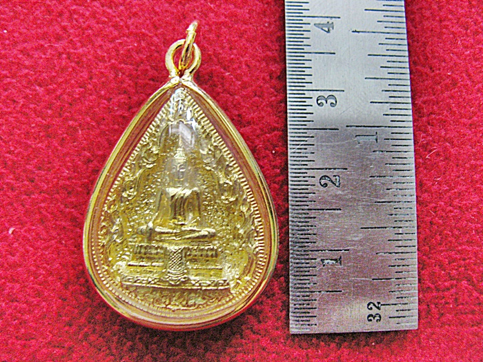 สินค้าหมดค่ะ เหรียญหลวงพ่อวัดไร่ขิงหลัง ภปร. รุ่นสร้างโรงพยาบาล พ.ศ.๒๕๒๒ เนื้อกะไหล่ทอง เลี่ยมทองไมครอน พร้อมผ้ายันต์และใบคาถาค่ะ