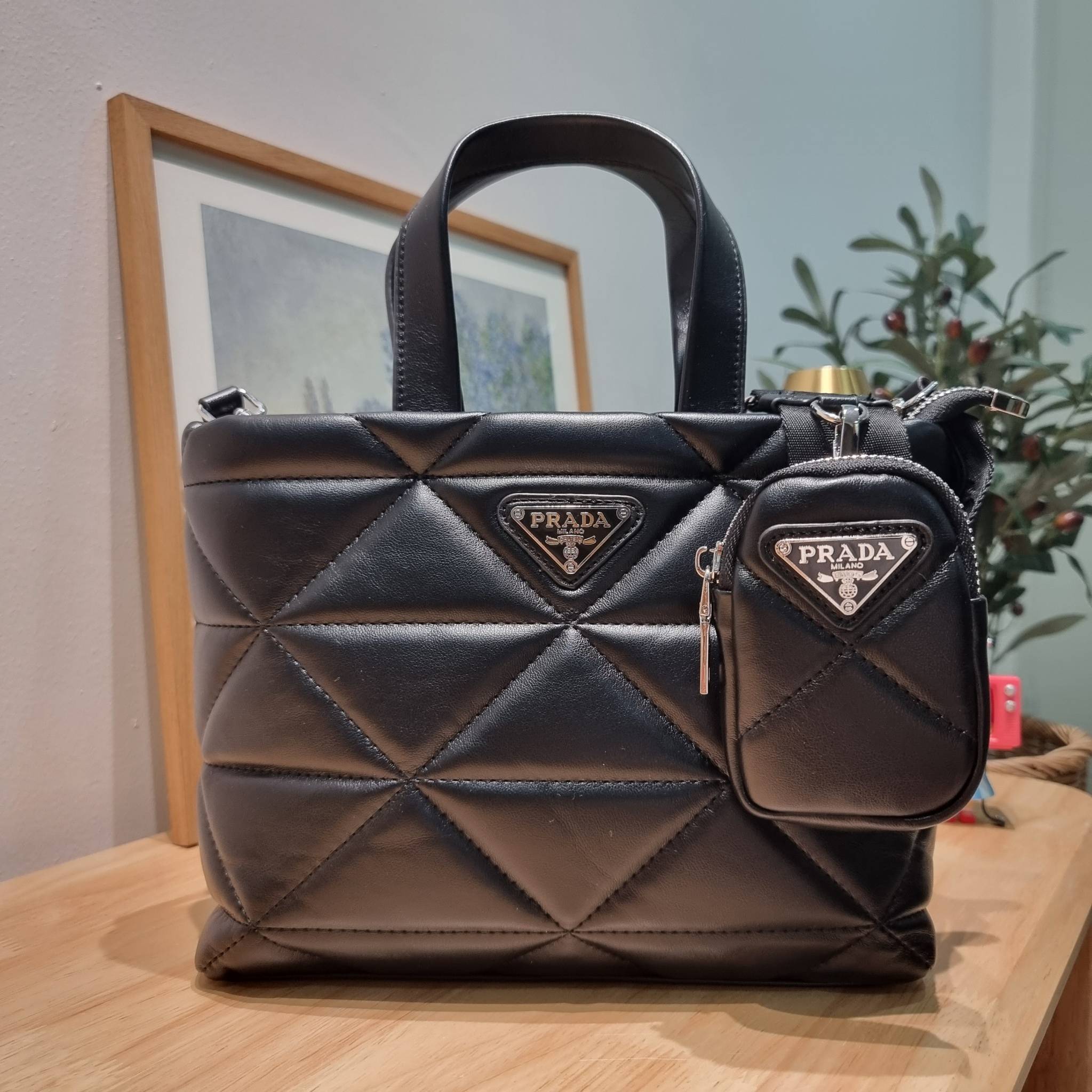 PRADA LEATHER PADDED BAG ใหม่ล่าสุด กับคอลเลคชั่นที่ทำออกมาตอบโจทย์ได้ทุกไลฟ์สไตล์ และเป็นยูนิเซ็กส์ กับกระเป๋าทรงโท้ท ขนาดกำลังดี