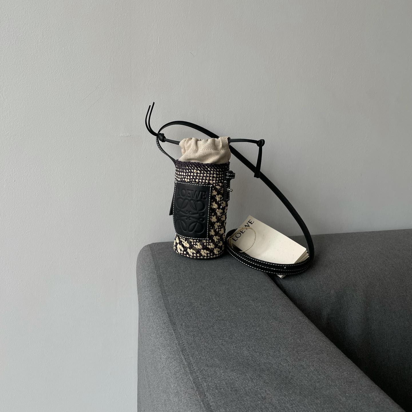 LOEWE Cylinder Pocket in iraca palm and calfskin กระเป๋าสาน สไตล์มินิมอล ไซส์มินิตะมุตะมิ น่ารักไม่ไหว แล้วคือดีต่อใจ แมทช์ง่ายใช้ได้กับทุกลุคค่ะบอกเลย