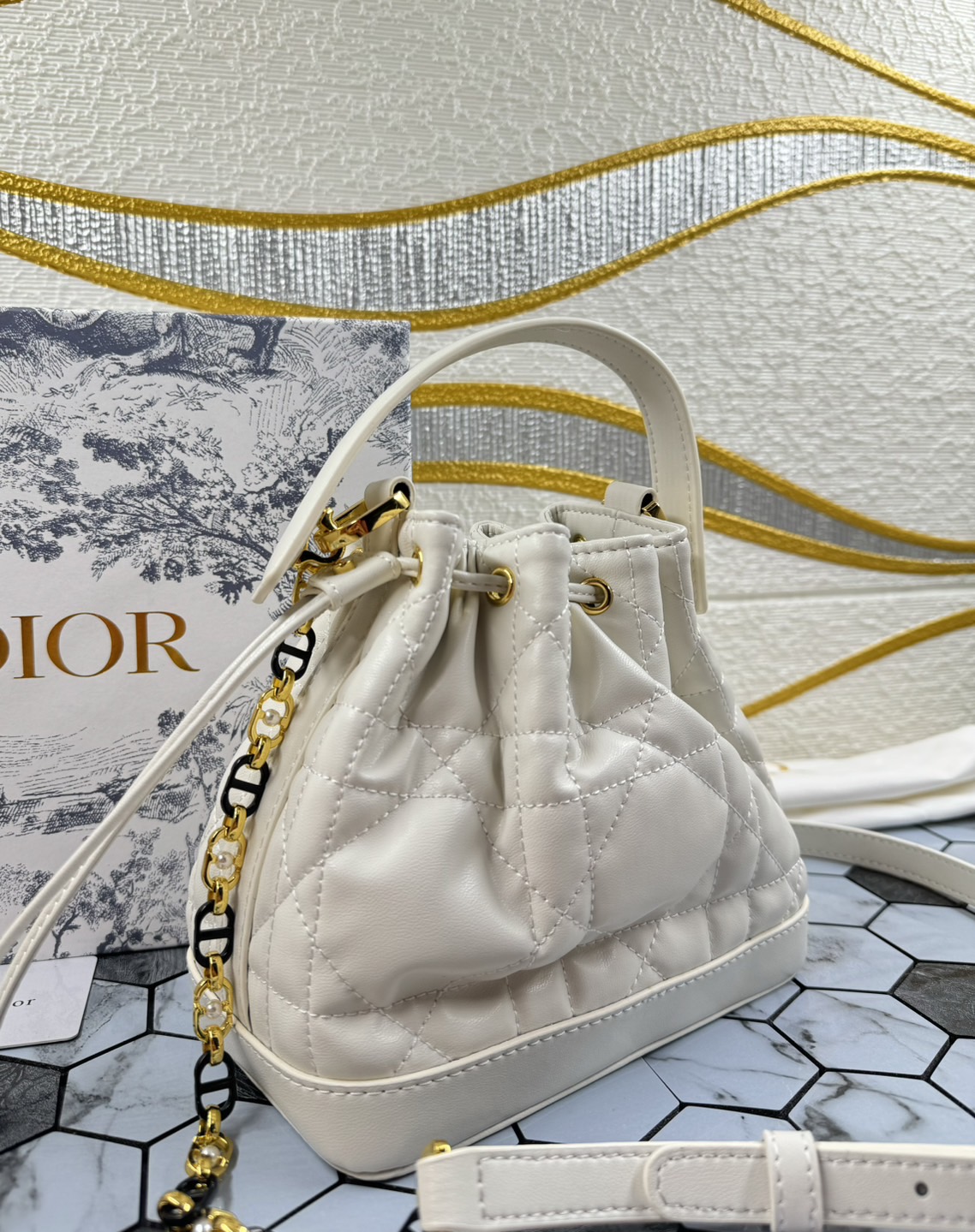 DIOR Small Dior Jolie Bucket Bag กระเป๋าทรงถังรูปทรงทันสมัย สง่างามเหนือกาลเวลา เกรดท็อปออริ สลับแท้ 1:1