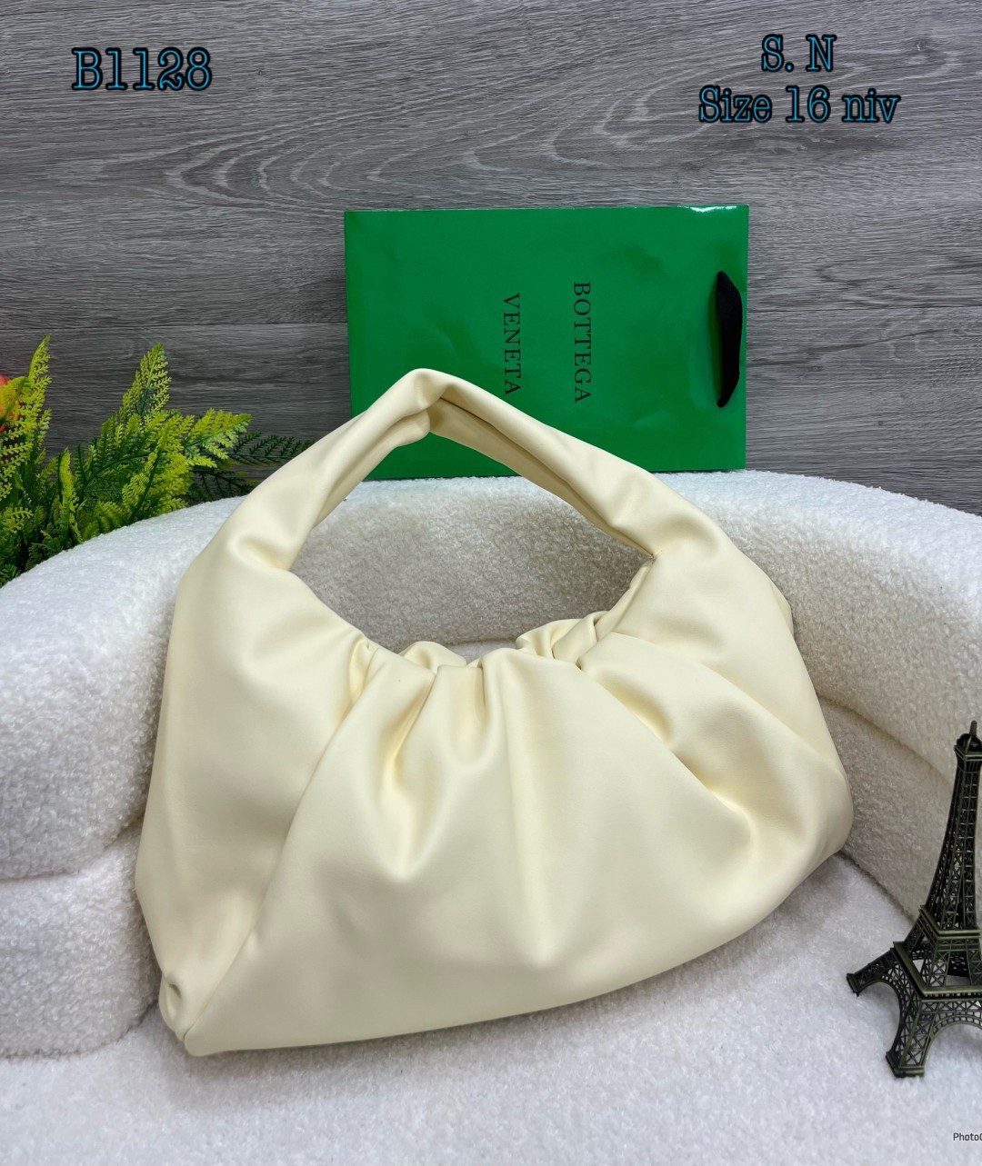 Bottega Veneta The Shoulder Pouch Bag กระเป๋าสะพายรุ่นยอดฮิต หนังเรียบสวยผิวสัมผัสนุ่มมาก ดีไซน์เฉพาะตัว ใบจริงสวยคมทุกสี