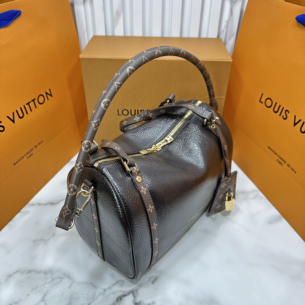 ORI หนังแท้ | LV Express PM Bag 25cm กระเป๋าสะพายทรงหมอนสปีดี้ดีไซน์ใหม่ล่าสุด โฉบเฉี่ยว แต่งคาดหน้าโมโนแกรมโดดเด่น ตัวกระเป๋าสีพื้นตัดกันอย่างลงตัว พร้อมหูแบบจับยาวถอดได้จะถือหรือคล้องไหล่ก็เก๋