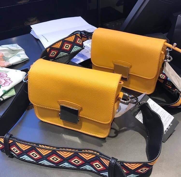 Don't Miss! Best Seller! ZARA CROSSBODY WITH 2STRAPS กระเป๋าถือหรือสะพายทรงคลัชรุ่นยอดนิยมวัสดุหนัง Saffiano อยู่ทรงสวยหรูสไตล์ PRADA แข็งแรงทนทาน ดีไซน์เก๋ไม่ซ้ำใคร เปิดปิดด้วยตัวล๊อคเอกลักษณ์ของ ZARA ภายในมีโลโก้ สามารถใส่มือถือ iphone7+ ได้ โดดเด่