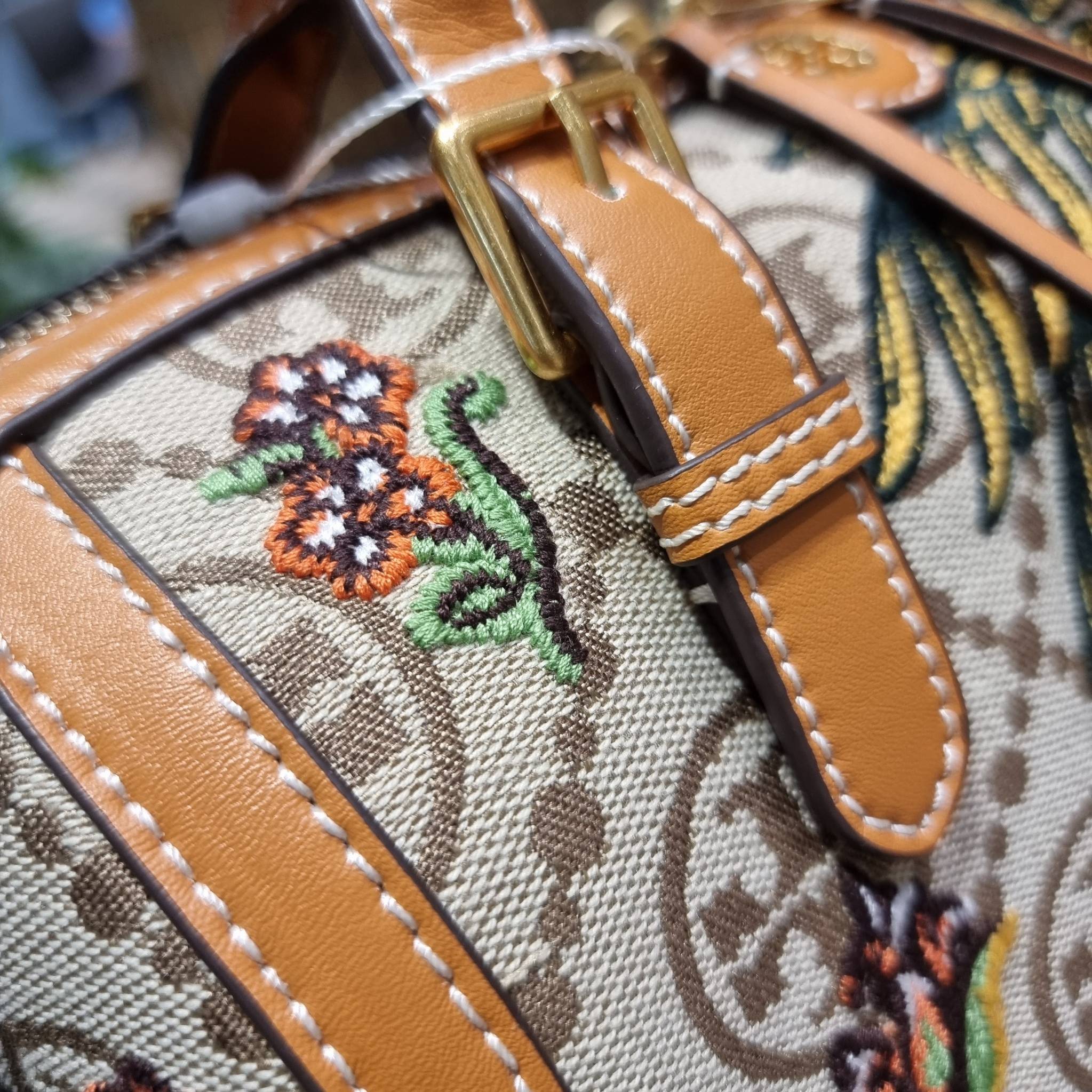 TORY BURCH T MONOGRAM JACQUARD EMBROIDERED DUFFLE คอลใหม่ล่าสุด สวยพร้อมเสิร์ฟแบบไม่ต้องรอพรีฯ ลายโมโนแกรมสุดคลาสสิคที่ถูกดีไซน์รังสรรค์ด้วยงานปักสุดชิค น่าใช้ใจฟูแค่แรกเห็น!! วัสดุ jacquard woven สลับหนังแท้ หูจับในตัว และพร้อมไปเลยกับสายสะพายข้าง ที่จะถ