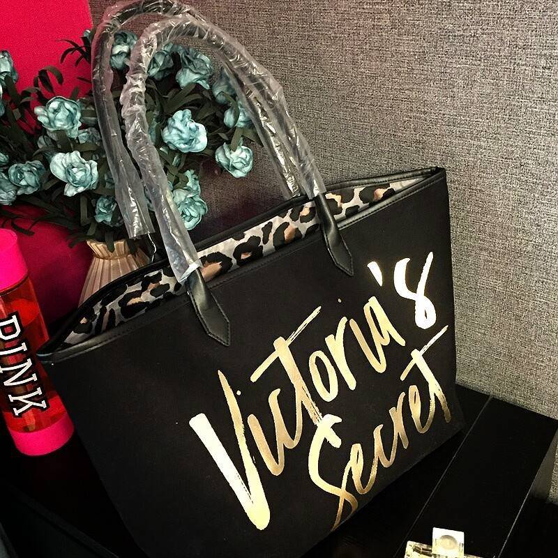 New Arrival! Victoria's Secret Canvas Large Tote Bag♡ กระเป๋าสะพายใบใหญ่ จุของได้คุ้ม! วัสดุทำจากผ้า canvas เต็มใบ ด้านหน้าแต่งโลโก้แบรนด์สีทอง สวยวับ! ด้านในบุผ้าปั้มลายเสือ มีของใส่ของจุกจิกค้า จะถือไปเที่ยวทะเลสักคืนสองคืน ใบนี้เอาอยู่คะ