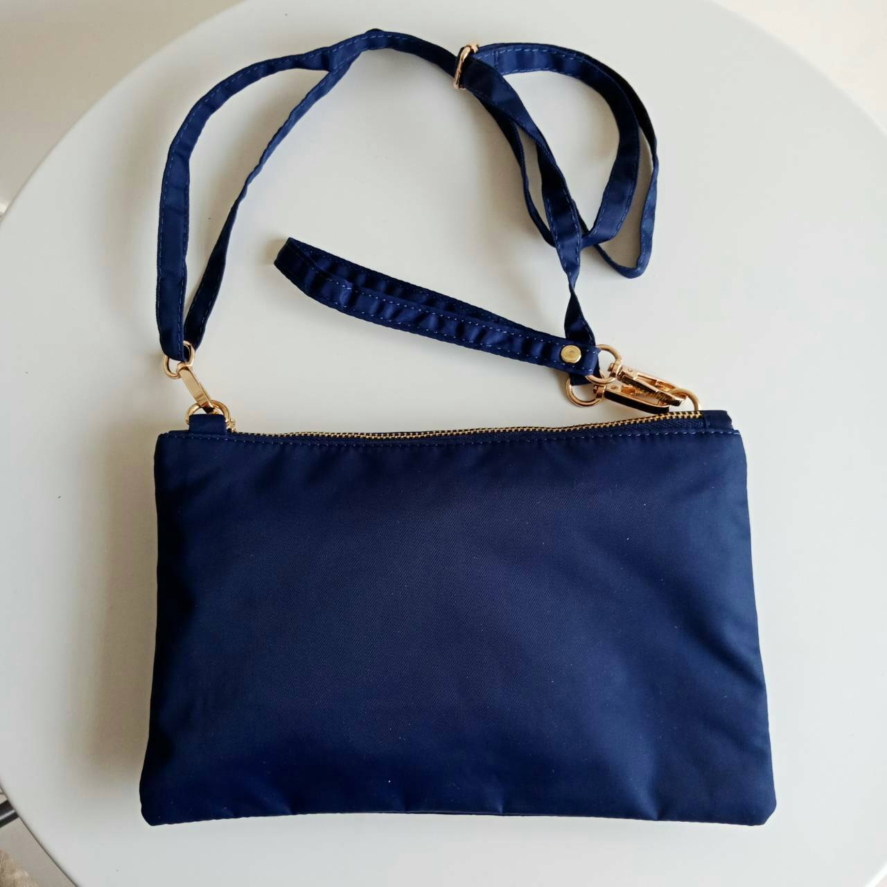 Best Seller!! กระเป๋าอเนกประสงค์ทรง clucth & crossbody จาก งานพรีเมี่ยมกิ้ฟ จากเคาเตอร์ต่างประเทศคะ แบรนด์ PRADA มาค่า เป็น กระเป๋าผ้าไนล่อน ตามแบบฉบับของแบรนด์เลย ใบนี้มีสายยาวให้คะ เลิศมาก สะพายเป็น shoulder bag ได้เลย ขนาดกำลังดีคะ ใส่มือถือได้ทุกรุ่น 