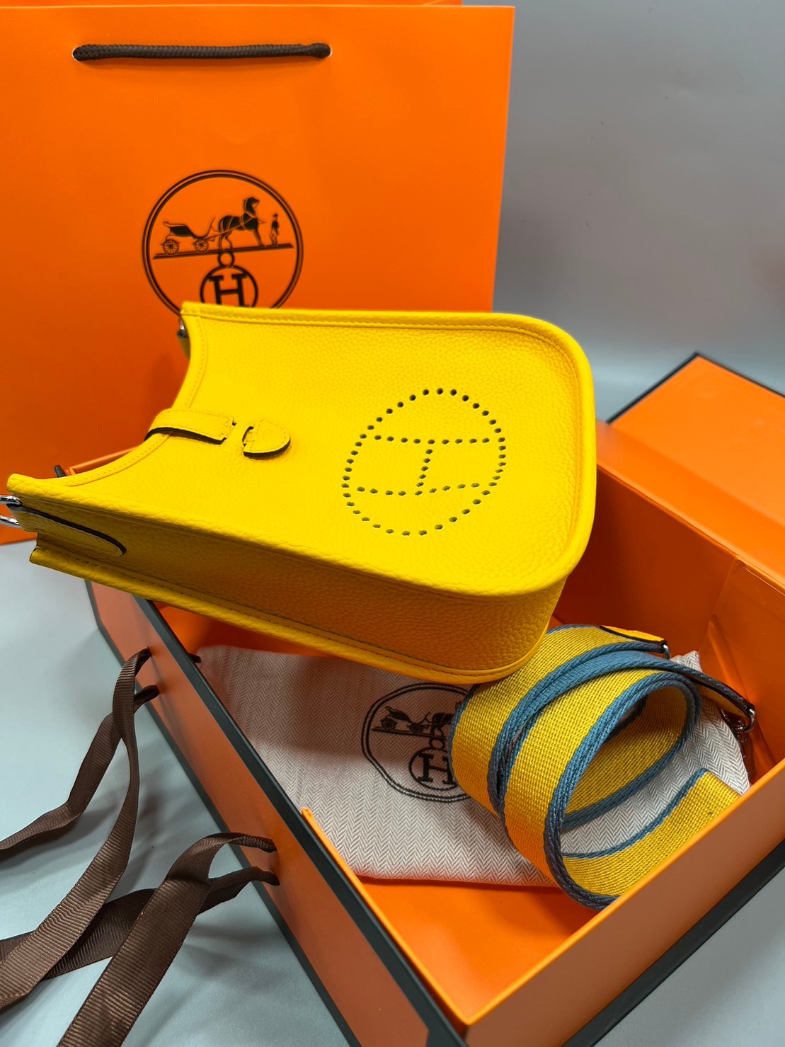 HERMES evelyne mini bag Luxury Bag กระเป๋าสะพายแบรนด์ดัง แบรนด์หรู คลาสสิกตลอดกาล ใช้ได้ทั้งชายหญิง ใบเดียวจบ สวยรวยปัง เกรดท็อปออริจินอล ภาพสินค้าถ่ายจากงานขายจริง ใช้งานต่างประเทศได้