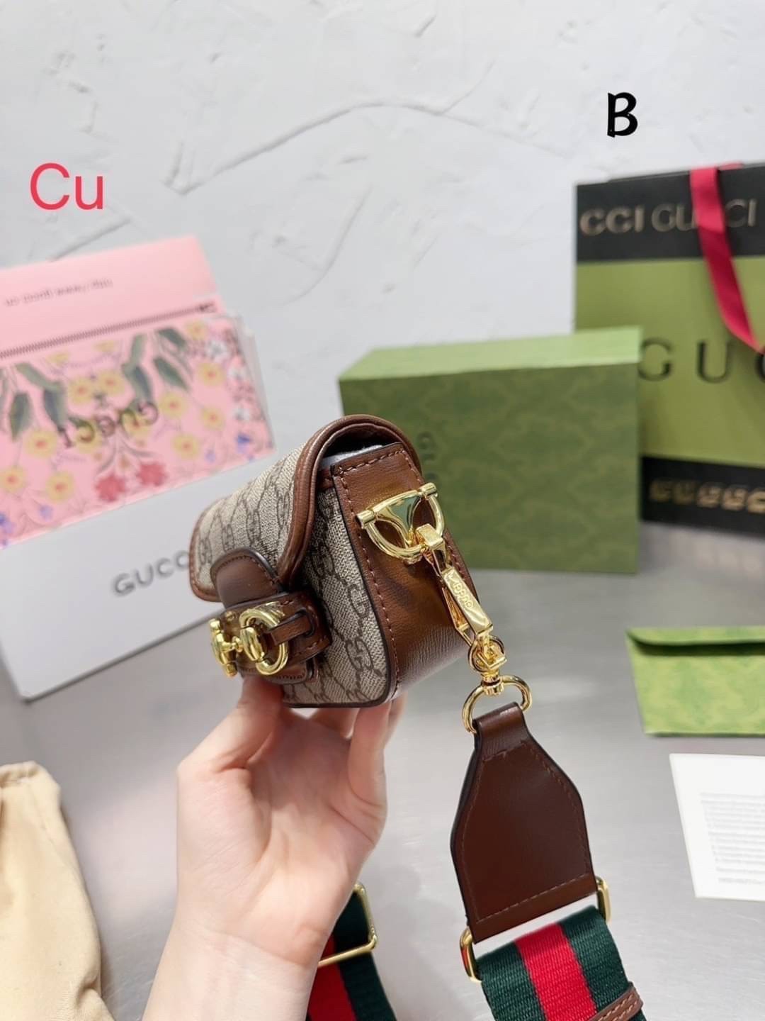GUCCI HORSEBIT 1955 STRAP WALLET พร้อมส่ง กระเป๋าสะพายใบเล็กจิ๋ว มินิน่ารักน่าใช้ สายสะพายถอดได้ เลื่อนปรับระดับได้ เป็นอีกรุ่นที่น่าใช้มากๆ