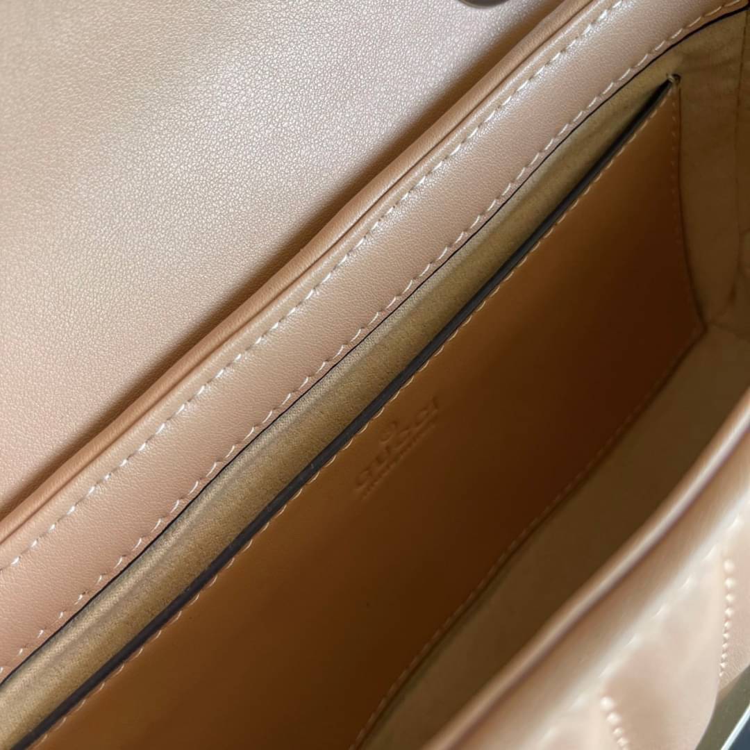 หนังแท้ GUCCI GG Marmont leather shoulder bag แบบใหม่ล่าสุด ราคานี้หนังแท้คือคุ้มมากเลยค่าสาวๆ ต้องจัดแล้วน้าา ยกระดับความหรูให้กับตัวเองกันหน่อย ด้วยกระเป๋ารุ่นนี้!! ครอสบอดี้ที่ดีไซน์หรู อัพเลเวล ในราคาที่จับต้องได้ พร้อมเสิร์ฟความสวยตรงถึงบ้านแล้วจ้า