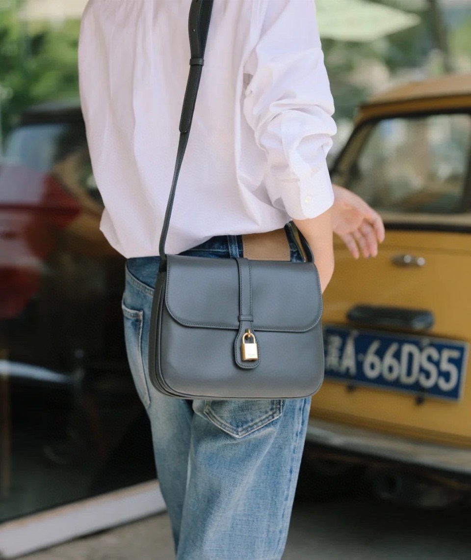 Celine Medium Tabou In Smooth Calfskin พร้อมส่งรุ่นใหม่แล้วค่า กับ CELINE SHOULDER BAG หนังเรียบสวยหรู ปรับดับพวงกุญแจสีทองด้านหน้า ด้านในเปิดด้วยด้วยกระดุม แบ่งช่องใส่ของออกเป็นสัดส่วน พร