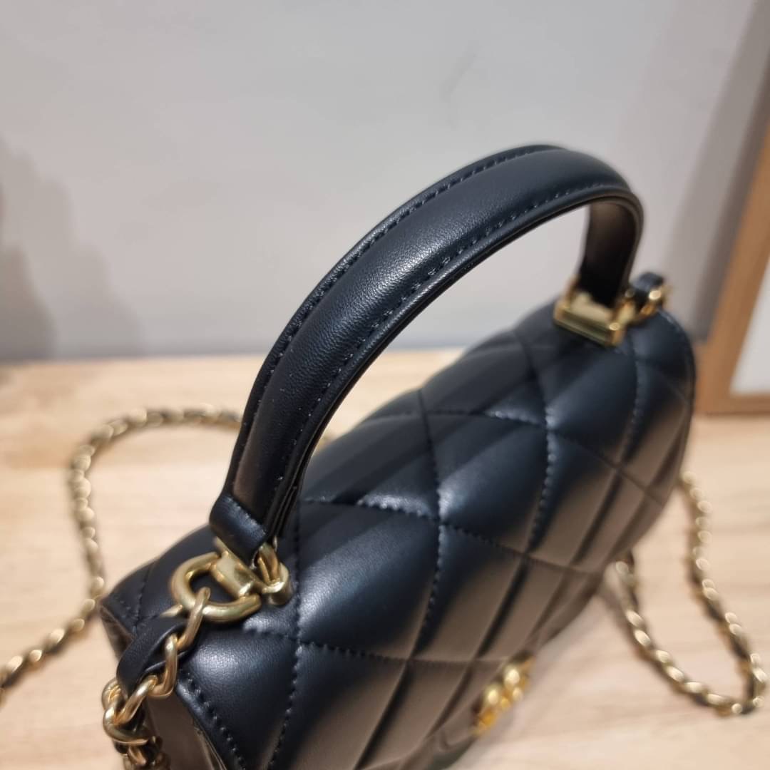 Chanel flap bag with chain กระเป๋าสะพายสุดหรู สวยดูแพง รูปทรงคลาสสิค ขนาดกำลังพอเหมาะ สายสะพายโซ่ในตัว น้ำหนักเบา