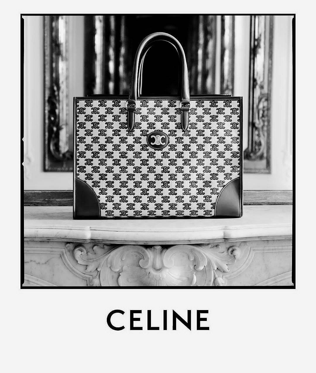 CELINE LARGE TOTE BAG VIP GIFT WITH PURCHASE (GWP) กระเป๋าพรีเมี่ยมกิ๊ฟ Limited จาก CELINE HAUTE PARFUME DUTYFREE COUNTER วัสดุ CANVAS ทรงเหลี่ยมดีไซน์ Casual สวยคลาสสิคสไตล์สาว Lisa ใบใหญ่ใส่สัมภาระได้เยอะจุใจภายในโล่งกว้าง ใส่เอกสาร A4 หนังสือ กระเป๋าสต
