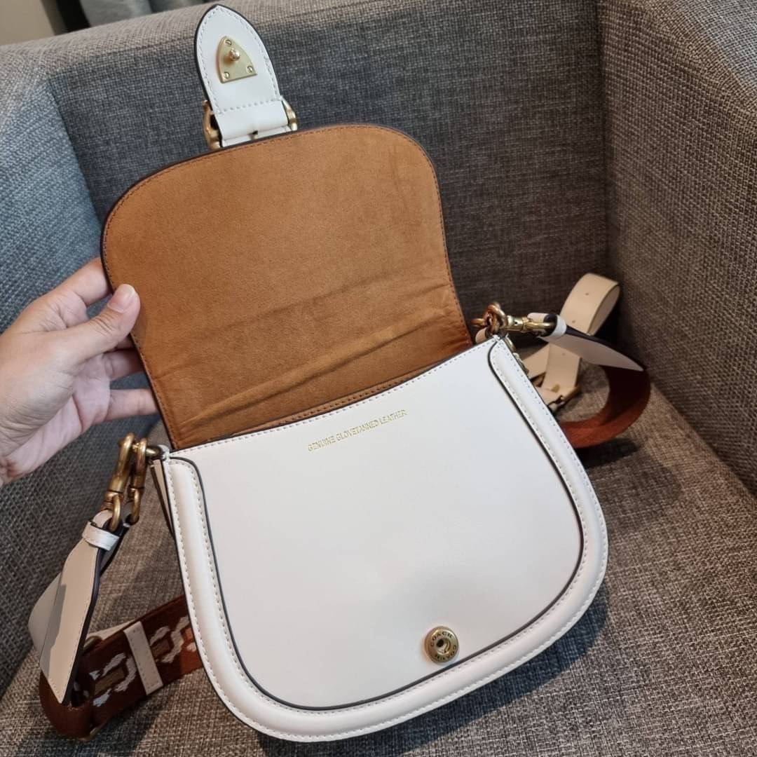 COACH C0749 BEAT SADDLE BAG The best item! ที่สาวๆรอคอย! ฮอตไฟลุก! สีหายาก ละมุนคุณหนู คอลเลคชั่นใหม่ ดีไซน์หรูหรา พิเศษมากๆมาพร้อมสายสะพาย 2 เส้น ใช้คู่กันหรือแยกสะพายก็สวยครบสูตร กระเป๋าสะพายทรง saddle คลาสสิค วัสดุหนัง glove-tanned ทนทาน เปิด-ปิดด้วยกร