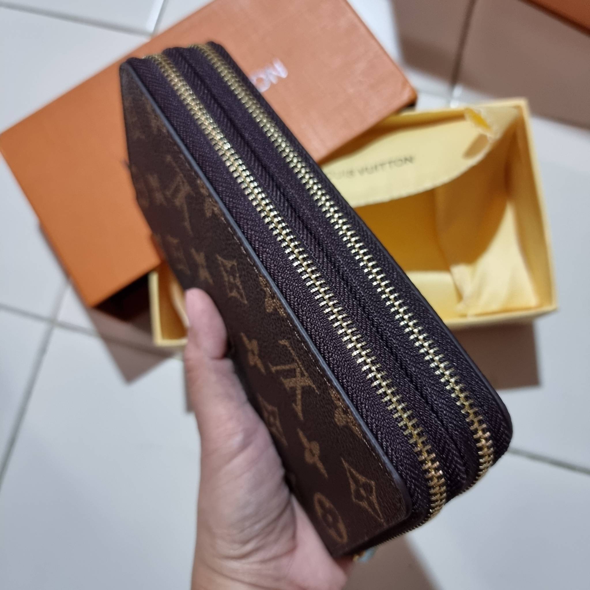2ซิปก็ต้องมาแล้วแหละ!! IN STOCK แล้ว!! ด่วน!! เตือนแล้วน้า!!! LV long wallet ไอเท็มสุดฮิต ติดทุกกระแส แรงไม่เคยตก รุ่น unisex ที่จะหนุ่มๆสาวๆ ก็เลิฟได้หมด!! ใบยาวขนาดกำลังเหมาะมือ รอบนี้คือดี คุ้ม เพราะมาสองซิป ใส่กันแบบเน้นๆ เงินตุงกระเป๋ารับทรัพย์!! ถือ