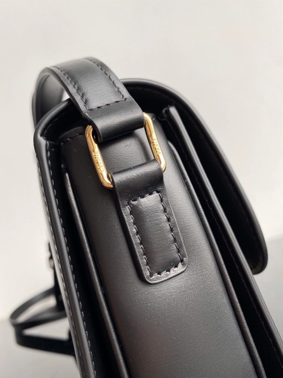 พร้อมส่ง 2 สี 2ขนาด NEW!! CELINE SHOULDER BAG VIP ทรงกล่องอยู่ทรง ขนาดกะทัดรัด เปิดปิดด้วยตัวล้อคแบรนด์สีทอง ภายในมีช่องใส่ของโล่ง สาม