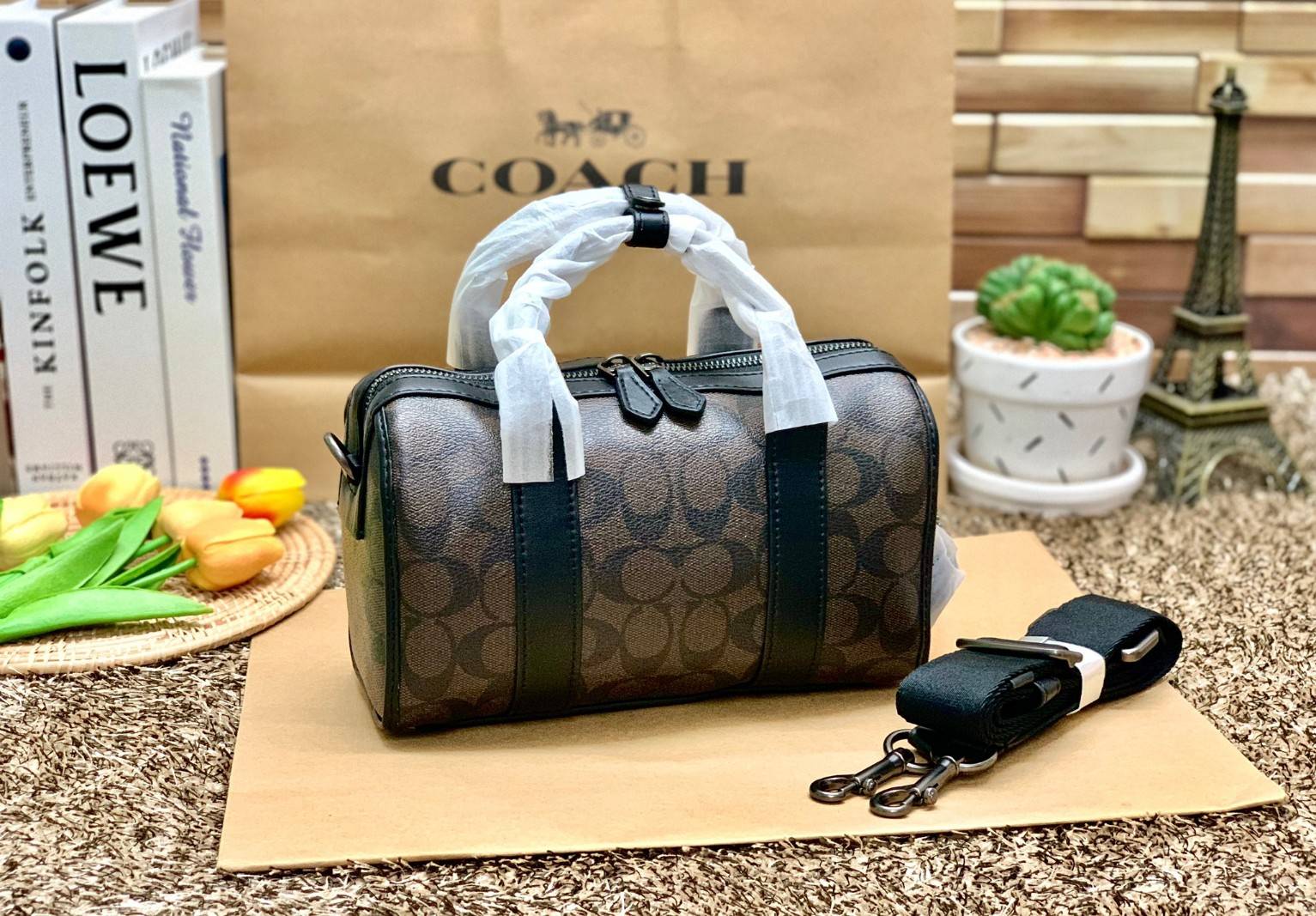 COACH GOTHAM DUFFLE 24 IN SIGNATURE CANVAS CA186 พร้อมส่ง กระเป๋าทรงหมอนรุ่นใหม่บ่าสุดปี 2022 รุ่นนี้สามารถใช้ได้ทั้งชาย//หญิง หนังแท้อย่างดี นิ่มทรงสวย มากๆค่ะ เปิด-ปิดกระเป๋าแบบซิปคู่ด้านบนมีกระดุมรวบหูหิ้วให้ด้วยนะคะ ภายในกระเป๋าสามารถใส่สัมภาระที่จำเป