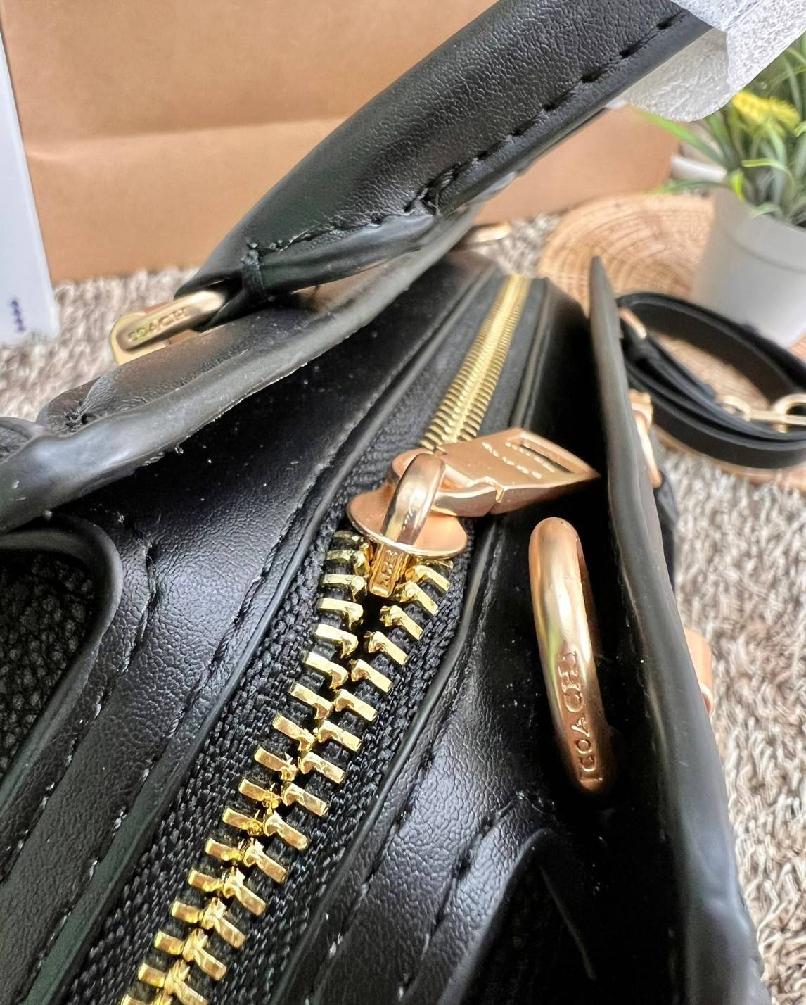 COACH GRACE CARRYALL BAG((cc141)) สวย หรู มาเลยจ้าา พร้อมส่ง! กระเป๋าหิ้ว//สะพายแบบครอสบอดี้ร์ หนังแท้ ทรงสวยหรู อัพลุคให้คุณผู้หญิงดูดีได้เลยทีเดียวค่ะ ด้านหน้าออกแบบเป็นช่องกระดุมแม่เหล็กพร้อมป้ายโละหะแบรนด์เด่นหรูค่ะ เปิด-ปิดกระเป๋าด้วยซิป ภายในใส่กระเ