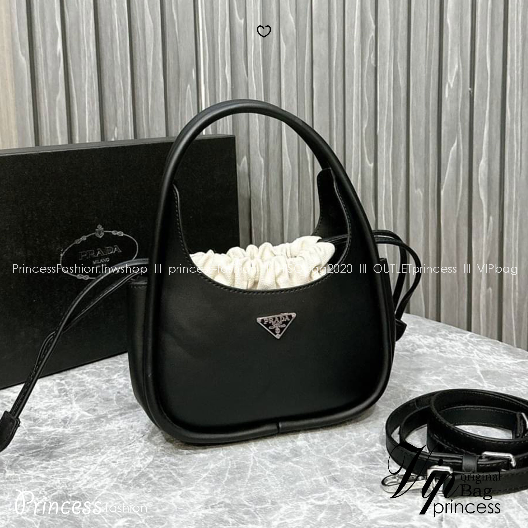 PRADA leather handbag กระเป๋าถือดีไซน์สวย ใช้งานง่าย มีกระเป๋าผ้าเชือกผูกเพิ่มกิมมิกได้อย่างลงตัวน่ารัก มาพร้อมสายสะพายยาวถอดได้ ปรับใช้ได้กับทุกลุคและแมทช์กับทุกสไตล์ แนะนำเลยจ้า