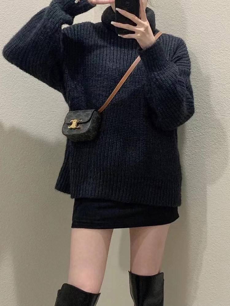 CELINE MINI TRIOMPHE IN TRIOMPHE CANVAS กระเป๋ามินิทรงชิค ดีไซน์รูปกล่องสุดแสนมินิมอล สามารถสะพายแบบ Crossbody และยังเป็น Belt Bagได้อีกด้วย วัสดุแคนวาสลาย Triomphe แบบไม่มีตกยุค ด้านหน้าโดดเด่นด้วยโลโก้สีทอง เป็นอีกหนึ่งตัวเลือกให้คุณเลือกสะพายในชีวิตประ