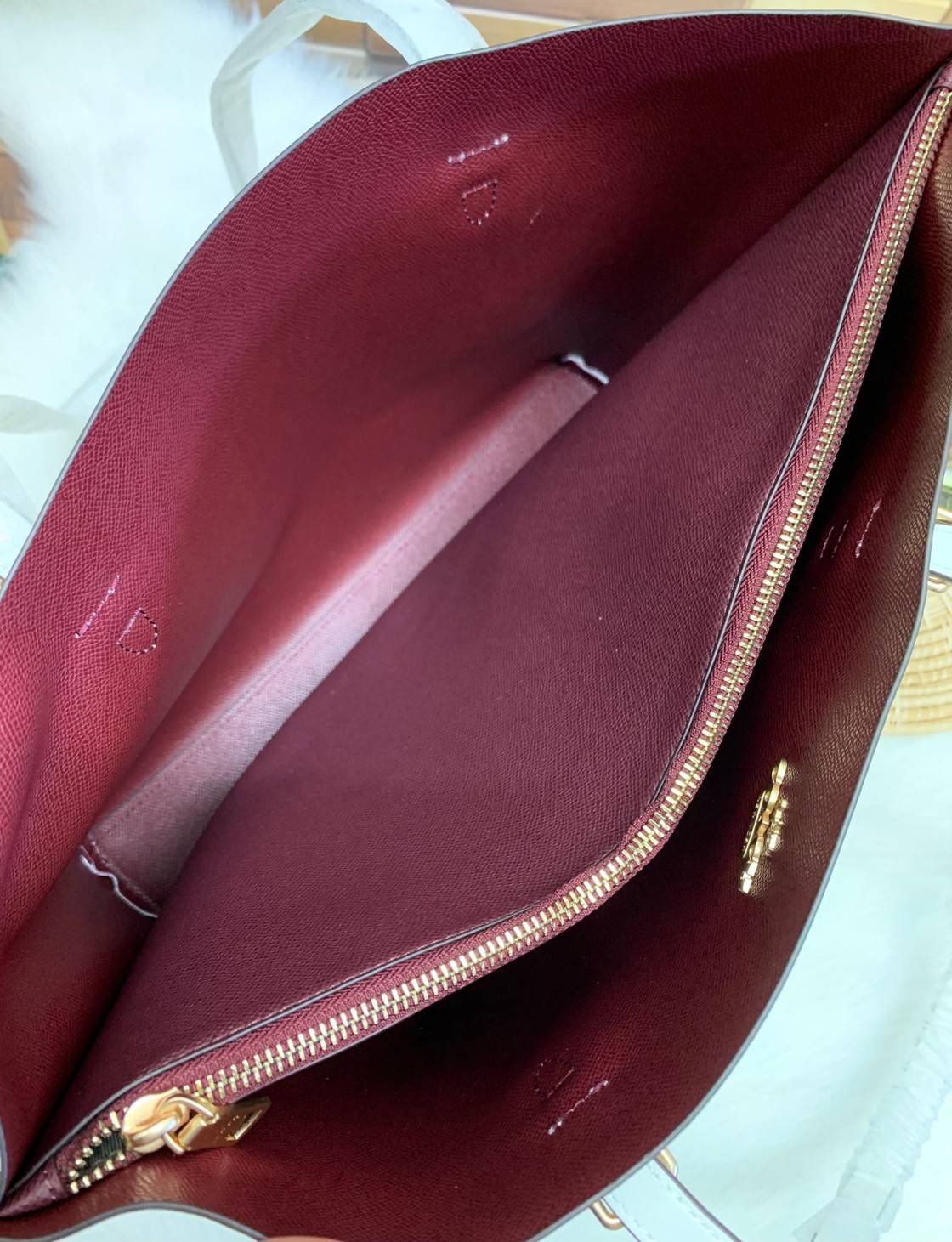 COACH MOLLIE TOTE IN SIGNATURE CANVAS ((1665)) พร้อมส่งอีกครั้ง ห้ามพลาดค่า! กระเป๋าหิ้ว//คล้องไหล่ ใบใหญ่ ทรงTote หนังแท้นิ่มอย่างดีค่ะ ภายในแบ่ง2ช่องใหญ่ สามารถใส่ A4ได้เลย ช่องกว้างมากๆ มีช่องกระเป๋าซิปกลางให้ใส่ของอีกช่องนะคะ