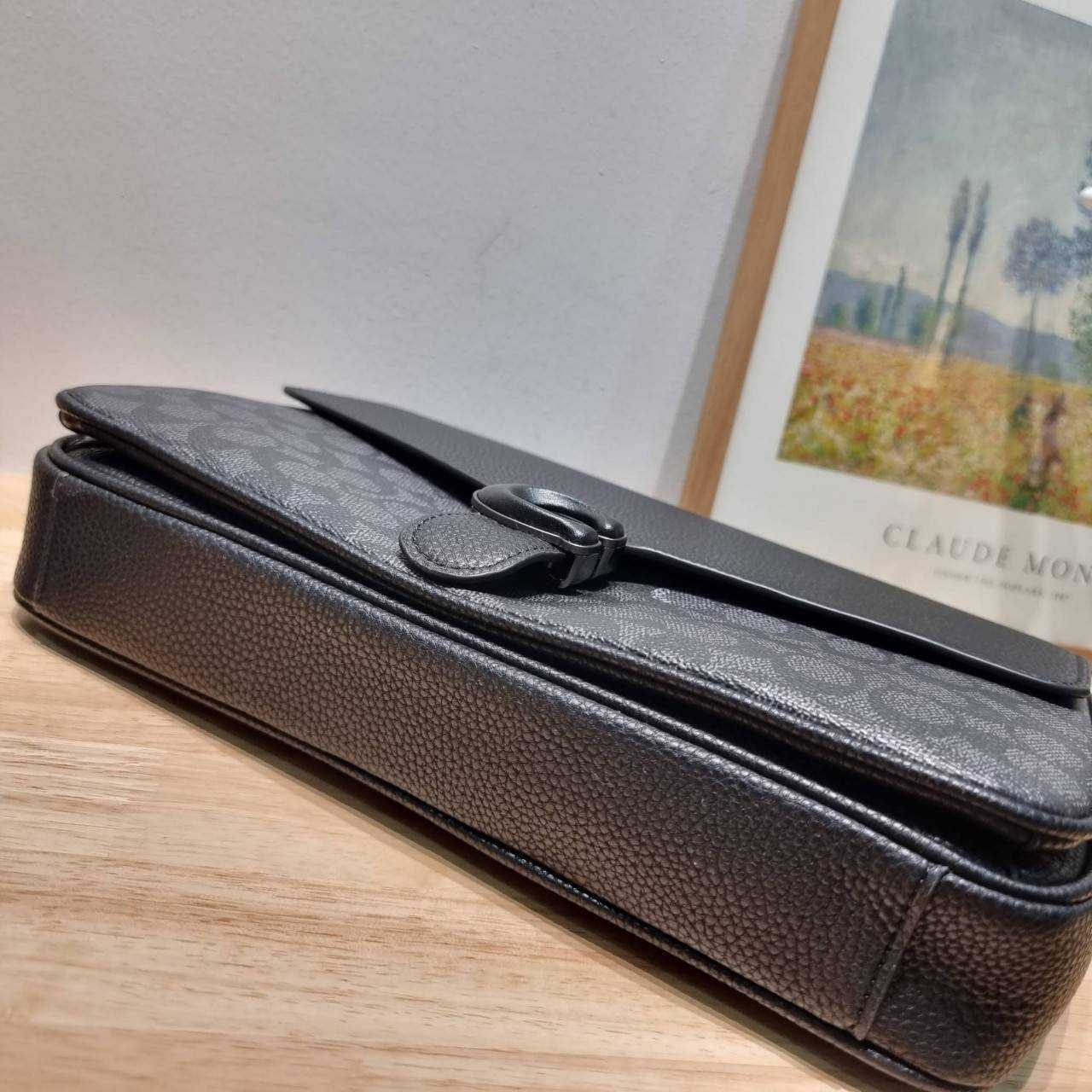 COACH Soft Tabby Messenger In Signature Canvas C8430 CH769 ไอเท็มที่หนุ่มๆต้องไม่พลาด กระเป๋าทรงแมสเซนเจอร์ใบใหญ่กำลังพอดี พร้อมด้วยสายสะพาย 2 เส้น