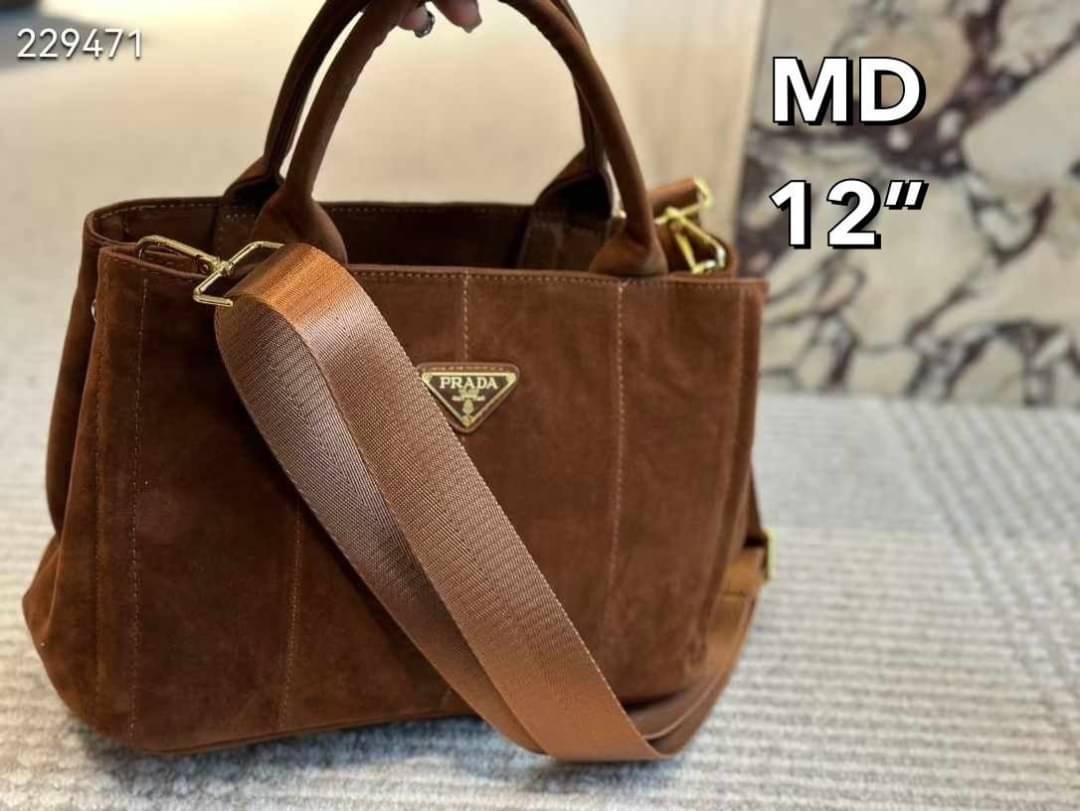 PRADA Suede Tote Bag กระเป๋าทรงโท้ทงานหนังกลับ สวยเด่นเป็นเอกลักษณ์มาก ดีไซน์เรียบแต่มากมีอยู่จริง สวยดูแพง ที่ไม่มีตอนนี้คือพลาด
