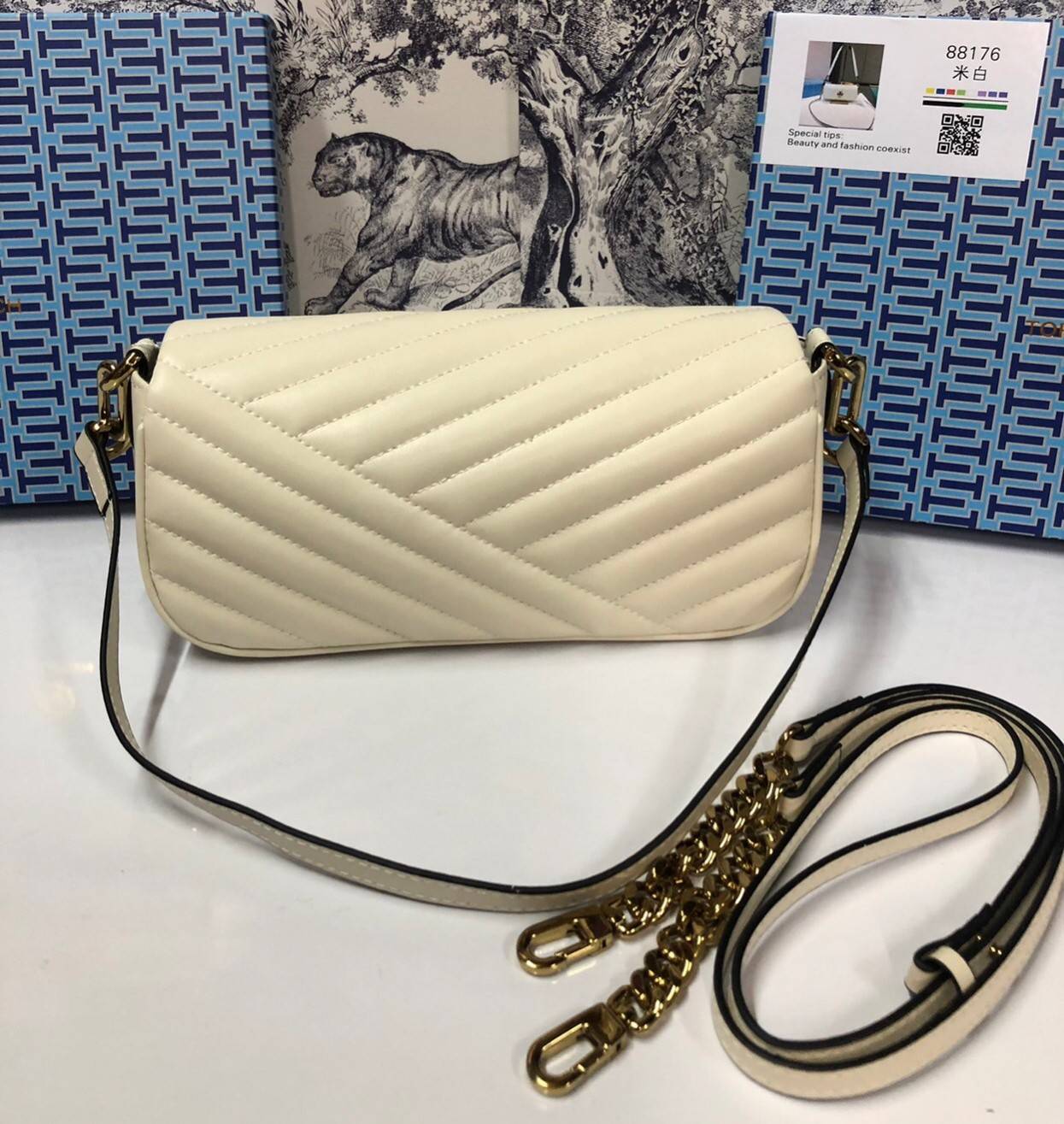 TORY BURCH KIRA CHEVRON SMALL FLAP SHOULDER BAG รุ่นใหม่ พร้อมสีใหม่ มาให้จับจองแบบไม่ต้องรอพรีฯ กระเป๋าสะพาย ขนาดกะทัดรัด ไซส์สะพายคล่องตัว หรือจะคล้องไหล่ หรูๆ ลูกคุณหนูไปอีก สีผู้ดีมากๆ ดีไซน์รูปทรงคลาสสิคเฉพาะตัว วัสดุหนังแกะ สัมผัสนิ่ม เปิด-ปิดด้วยกร