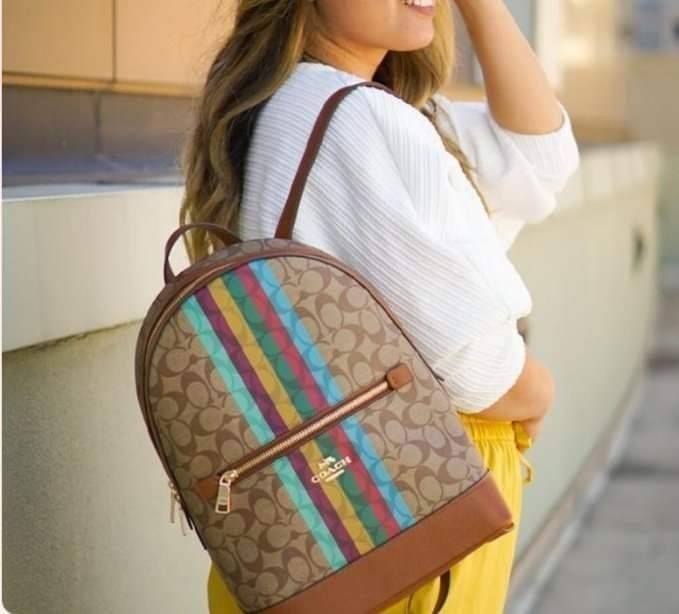 COACH KENLEY BACKPACK IN SIGNATURE CANVAS WITH STRIPE (COACH C5795)🌈🍁กระเป๋าเป้ กระเป๋าสะพายรุ่น Unisex ที่ใช้ได้ทั้งชายและหญิง รูปทรงสวย ขนาดกำลังดี// วัสดุแคนวาสคุณภาพ ผสมหนังแท้ ลาย SIGNATURE//เปิด-ปิด ด้วยซิบ ด้านในโล่งกว้าง จุของได้เย