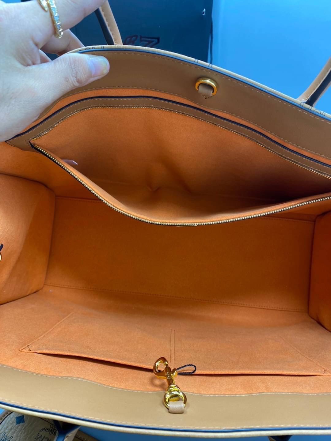 M.C.M München Tote in Visetos and nappa leather / M.C.M Extra-large tote bag 43cm กระเป๋าโท้ทใบใหญ่ จุๆ ไปเลย ใส่ของได้เยอะมาก พร้อมกระเป๋าใบเล็ก รูปทรงสวย ถือไปทำงาน สะพายไปเที่ยวได้สวยๆเลยค่ะ