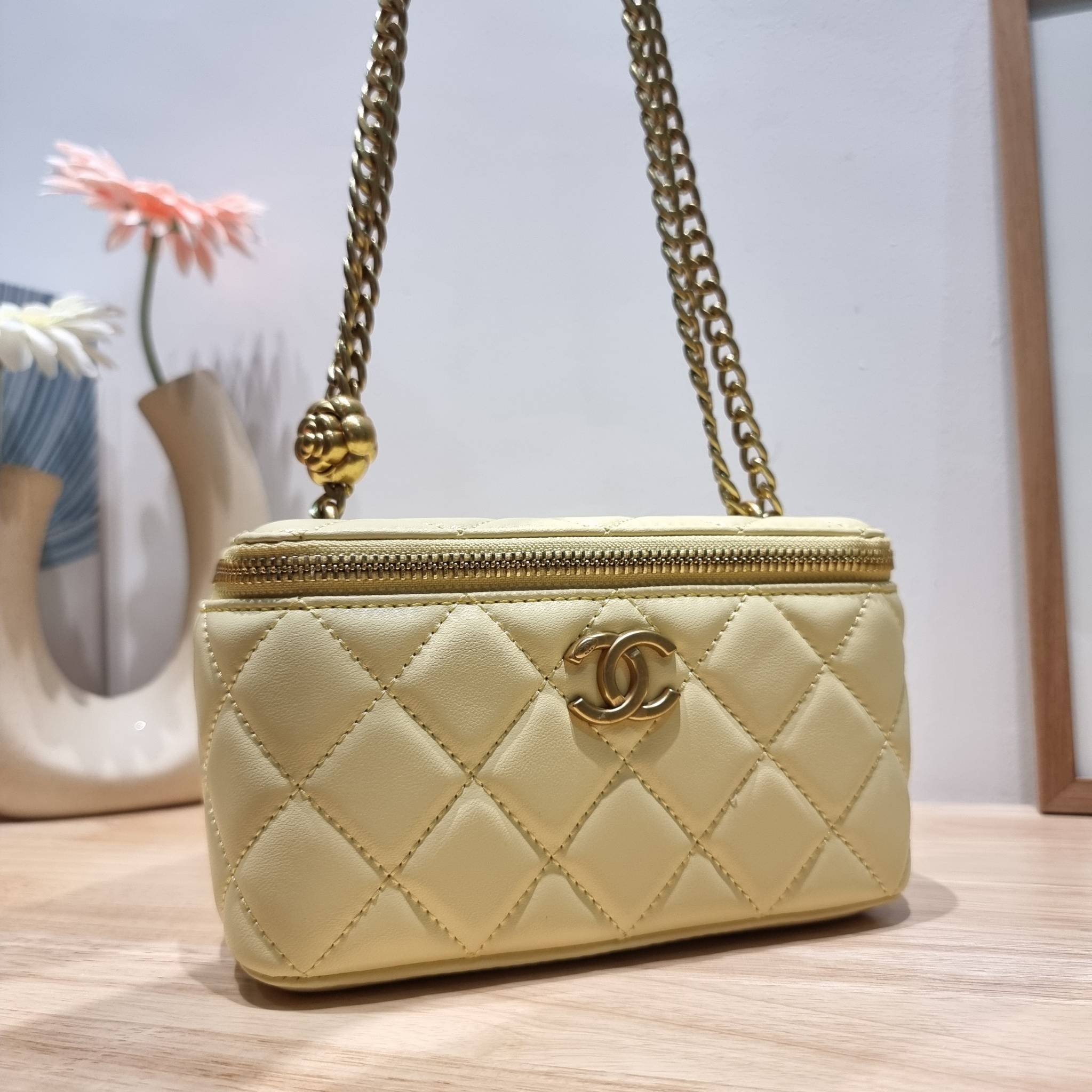 Chanel camellia vanity case bag พลาดไม่ได้เลยกับคอลสุดแซ่บ ดีไซน์ใหม่ 2023 นอกจากความคลาสสิคของรูปทรง ตัวอะไหล่ก็ยังปรับเพิ่มดีเทลความหรู