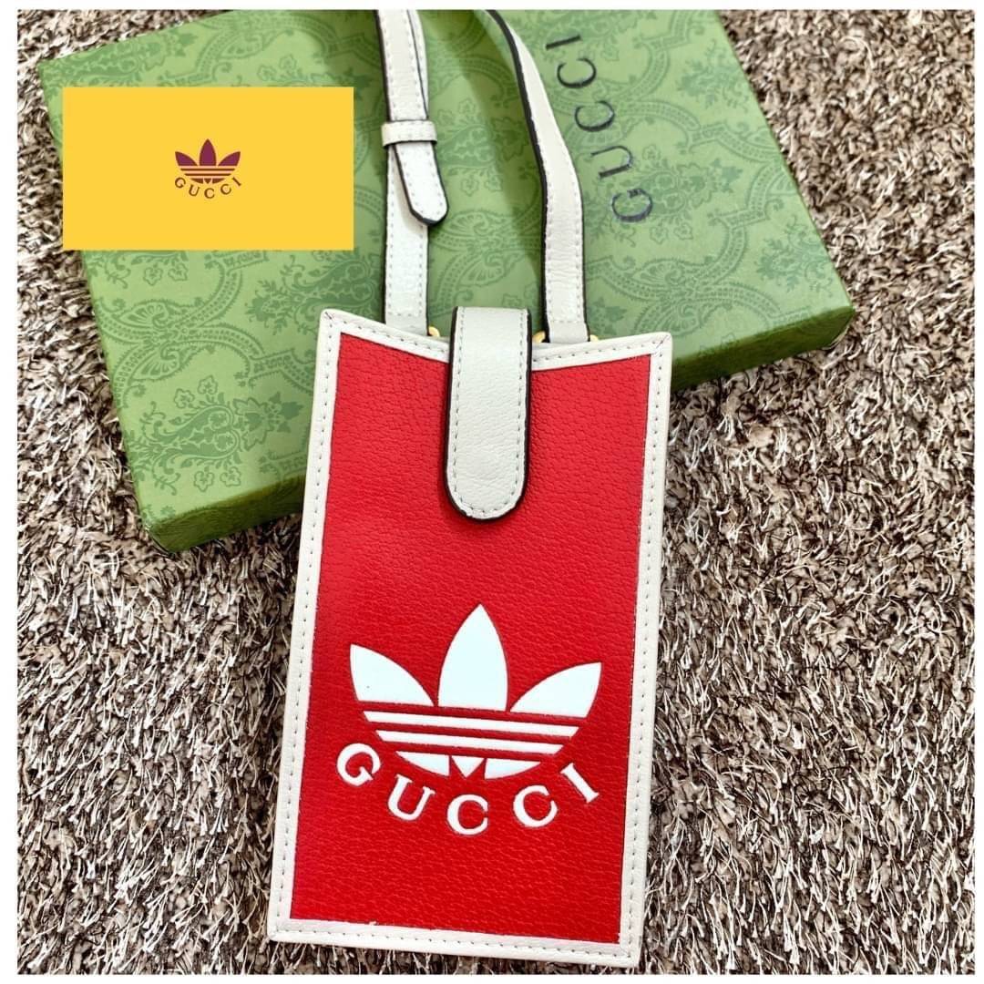 adidas x Gucci phone case ไม่มีได้ยังไง หนุ่มๆสาวๆต้องมีติดตัวค่ะ กระเป๋าใส่มือถือ มีโลโก้แบรนด์แบบนูนอันเป็นสัญลักษณ์ของคอลเลคชั่นนี้เลยค่ะ