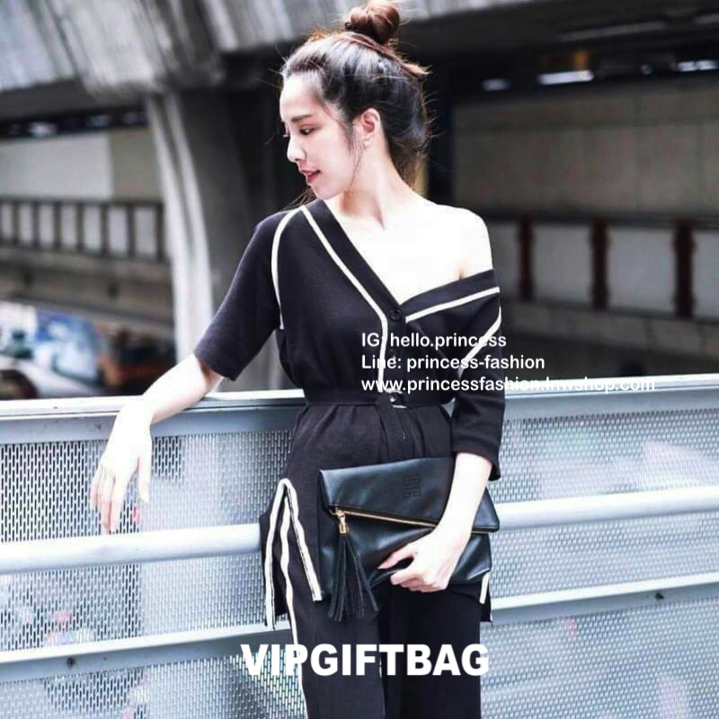 GIVENCHY ENVELOPE CLUTCH BAG คลัชหนัง pu ดีไซน์สะดุดตา มีพู่ห้อยซิบเฉียง ซับในทั้งใบสายยาวปรับระดับได้ เปิดปิดด้วยกระดุม ด้านในจุของได้เยอะ แถมมีช่องซิปอีกหนึ่งช่องคะ สายถอดเป็นคลัชถือออกงานได้ สวยๆเก๋ๆมาก รีบจัดเลยค้า