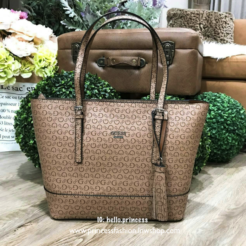 GUESS SINGNATURE SHOPPER BAG (SIZE L) กระเป๋าสะพายรุ่นใหม่ล่าสุดจาก GUESS FACTORY หนังสวยอยู่ทรงปั้มลาย Singnature Brand รอบใบ ด้านหน้าประดับโลโก้แบรนด์ ด้านหลังมีช่องใส่ของ หูหิ้วสะพายไหล่ได้สามารถเลื่อนปรับระดับได้ พร้อมประดับพู่หนังห้อยที่หูกระเป๋าดูมี