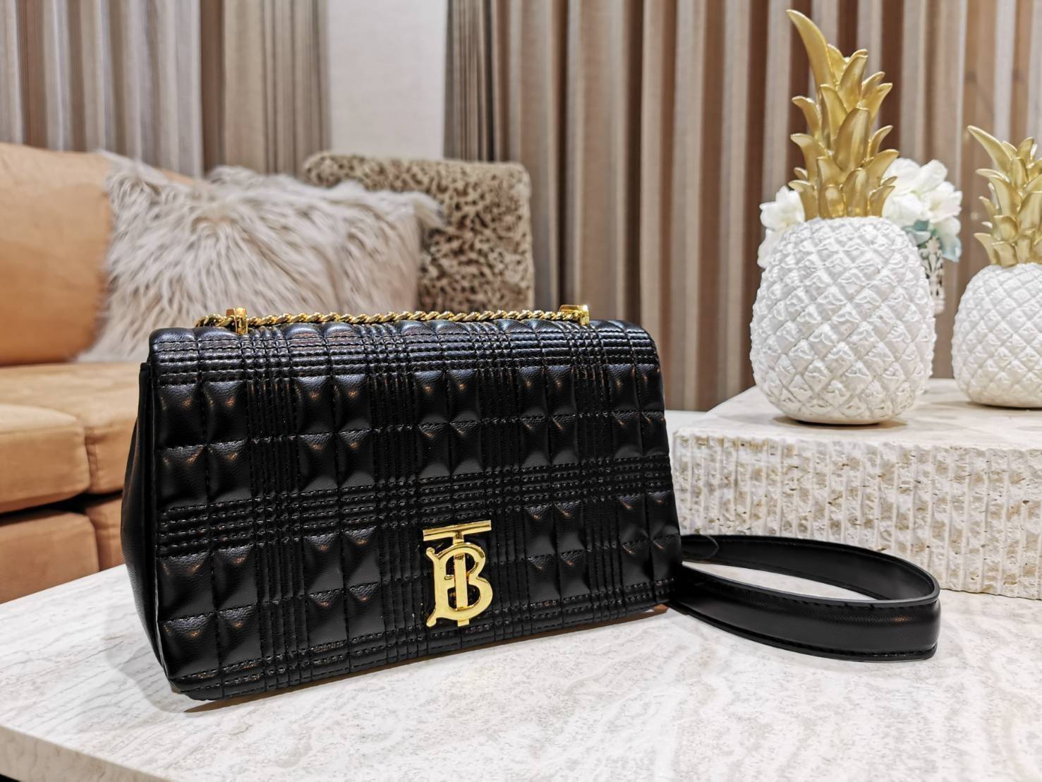 BURBERRY FRAGRANCES QUITED LAMBSKIN BAG VIP GIFT WITH PURCHASE GWP พรีเมี่ยมกิ๊ฟ Limited จาก BURBERRY Perfume DutyFree หนังแท้ Lambskin นิ่มสวยหรูดูดี เปิดปิดด้วยฝาปิดสัญลักษณ์รูปตัวB ภายในโล่งกว้าง ใส่มือถือ กระเป๋าสตางค์ได้ มาพร้อมสายสะพายโซ่ทองต่อหนังร