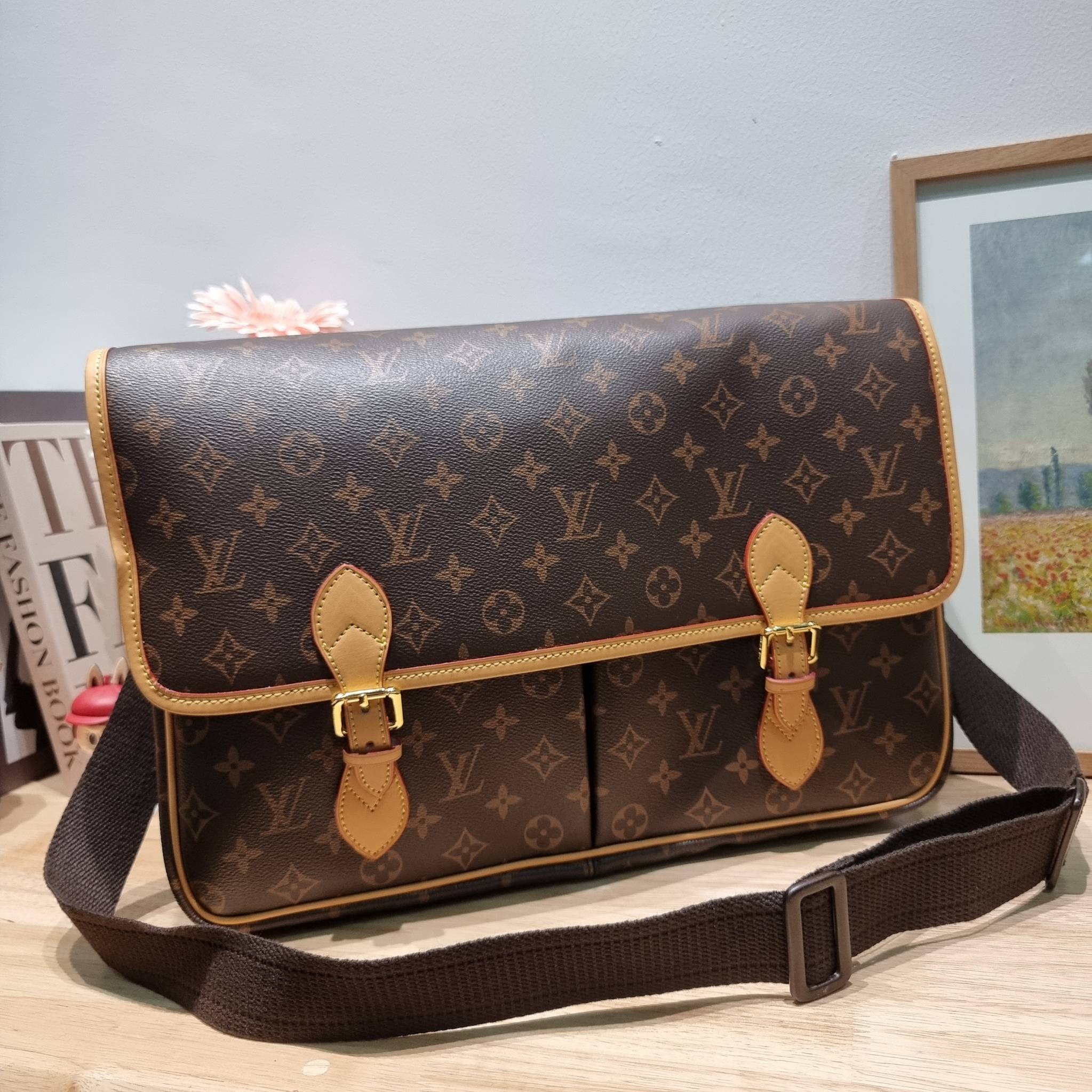 LV Vintage Monogram Sac Gibeciere GM messenger / LV GIBECIERE CROSSBODY BAG กระเป๋าสะพายข้างใบใหญ่ ทรงแมสเซนเจอร์ เอาใจหนุ่มๆ ดีไซน์วินเทจ ย้อนยุค คลาสสิคไม่มีเบื่อ วัสดุหนังแคนวาส ทนทาน