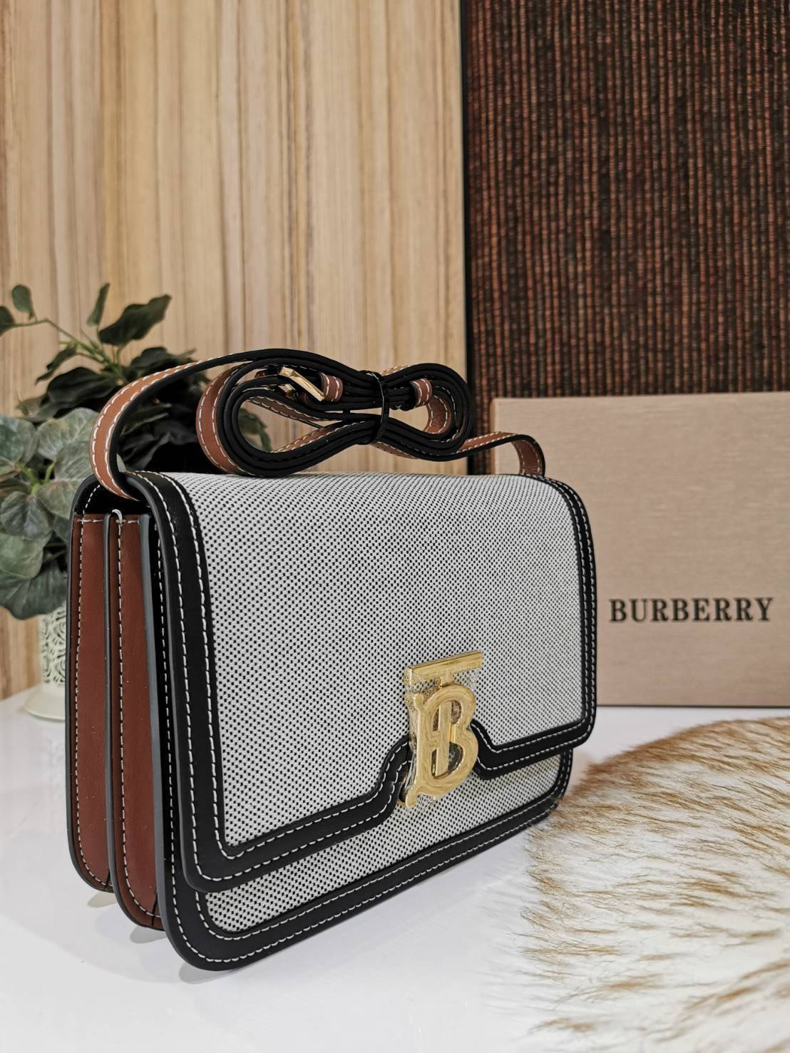 BURBERRY FRAGRANCES CROSSBODY BAG VIP GIFT WITH PURCHASE (GWP) พรีเมี่ยมกิ๊ฟรุ่นใหม่ล่าสุด Limited Edition วัสดุ Canvas & Leather ทรงเหลี่ยมสวยหรูอยู่ทรงโลโก้แบรนด์ด้านหน้าเปิดปิดด้วยฝาปิดสัญลักษณ์รูปตัวBภายในมีช่องแบ่งเป็นสัดส่วนใส่มือถือของจุกจิกได้ สาย