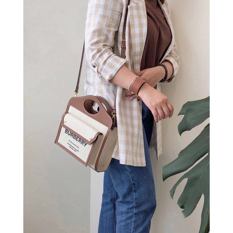 BURBERRY FRAGRANCES CROSSBODY BAG VIP GIFT WITH PURCHASE (GWP) พรีเมี่ยมกิ๊ฟ Limited Edition ใหม่ล่าสุดจาก BURBERRY PERFUME วัสดุหนังแท้ Calf Skin ทรงเหลี่ยม ดีไซน์สวยหรูอยู่ทรง ด้านหน้ามีช่องใส่ของ ภายในโล่งกว้าง มีช่องซิปแบรนด์ สามารถใส่กระเป๋าสตางค์ใบย