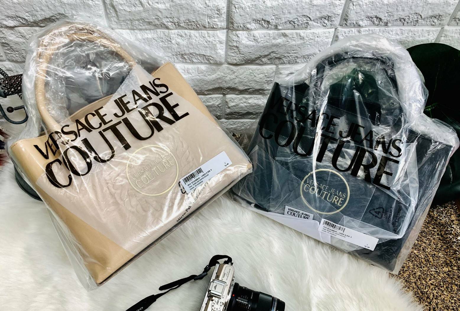 VERSACE JEANS COUTURE HAND BAG 2019 กระเป๋าถือ//สะพายข้างได้ วัสดุหนังเรียบ ผิวลื่น น้ำหนักเบา ด้านหน้ามีโลโก้แบรนด์หรู เปิดปิดปากกระเป๋าแบบกระดุมแม่เหล็ก แบ่งเป็น2ช่องใหญ่ใส่ของนะค่ะ แต่ละช่องกว้างมากทีเดียว มีช่องซิปและช่องเล็กใส่จองจุกจิกค่ะ มาพร้อมสาย