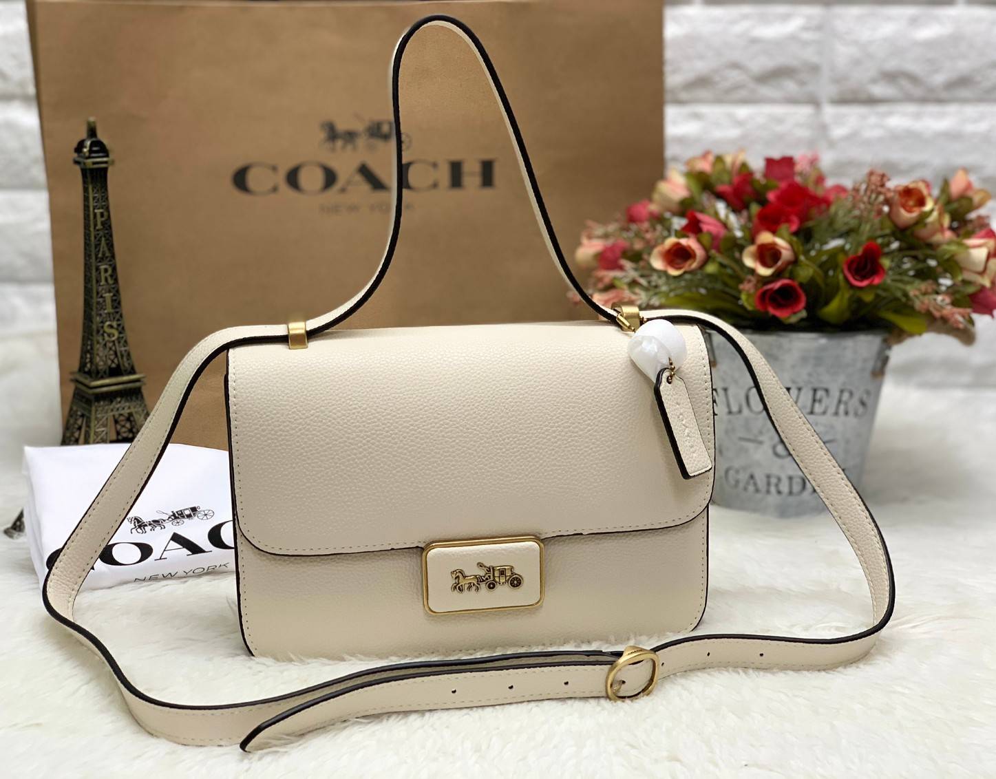 COACH ALIE SHOULDER BAG ((4615)) กระเป๋าสะพายข้างหรือสามารถทบสายกันเพื่อคล้องไหล่ได้ค่ะ วัสดุหนังแท้ หนังนิ่มสวยงามมากๆค่ะ ด้านหน้าเป็นแผ่นโลหะแบรนด์ดูหรูทีเดียว เปิดปิดกระเป๋าแบบกดล็อค ภายในแบ่งช่องหลักหนึ่งช่องค่อนข้างกว้างใส่มือถือได้ทุกรุ่น;กระเป๋าเงิ